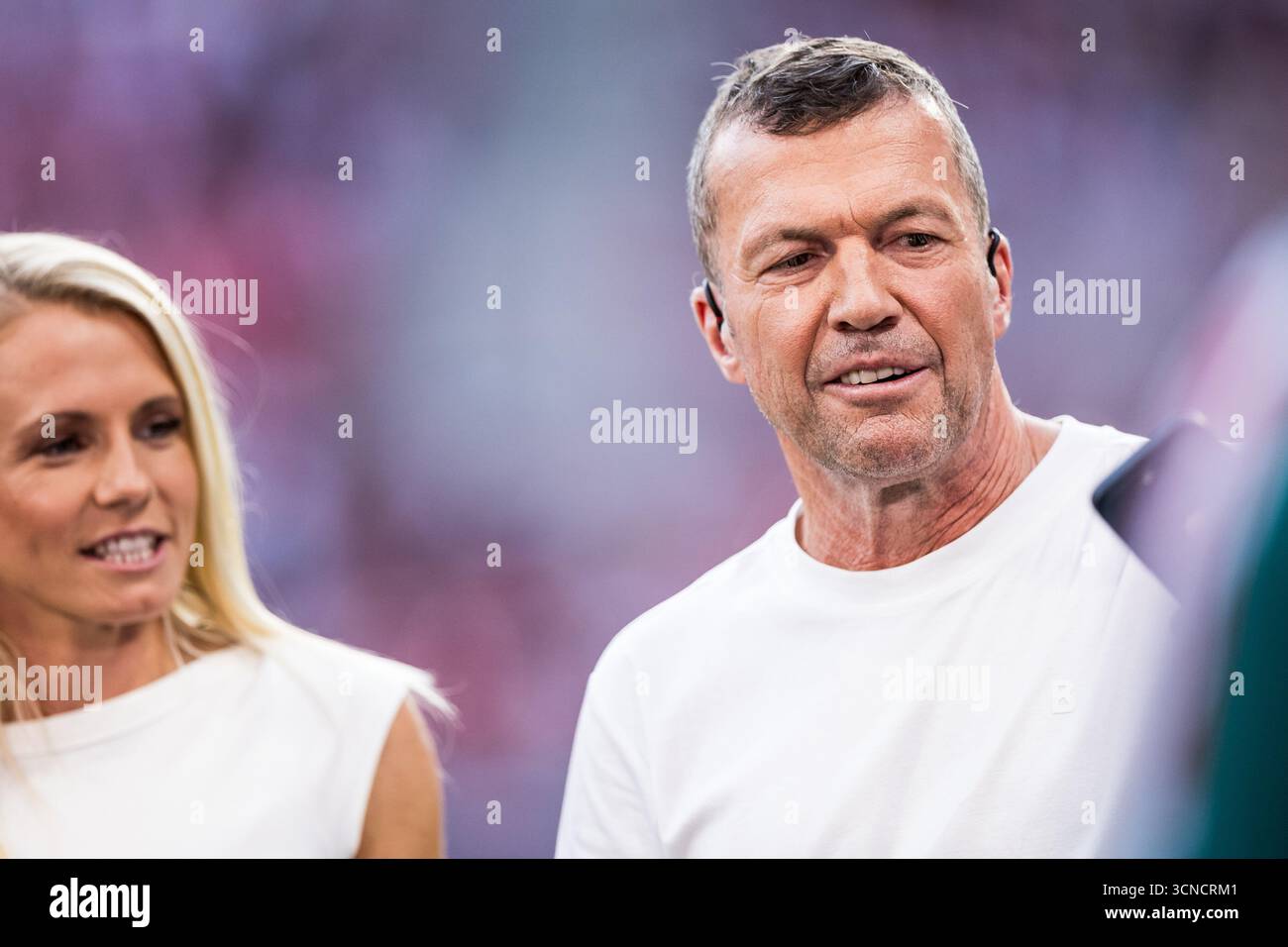 Leipzig, Deutschland. September 2025. Lothar Matth?US (Sky Experte) macht einen Selfie 1. Fu?Ball Bundesliga, RB Leipzig - 1. FC K?ln, Leipzig, Red Bull Arena am 20.09.2025 DFL-VORSCHRIFTEN VERBIETEN DIE VERWENDUNG VON FOTOS ALS BILDSEQUENZEN UND/ODER QUASI-VIDEO. Quelle: dpa/Alamy Live News Stockfoto