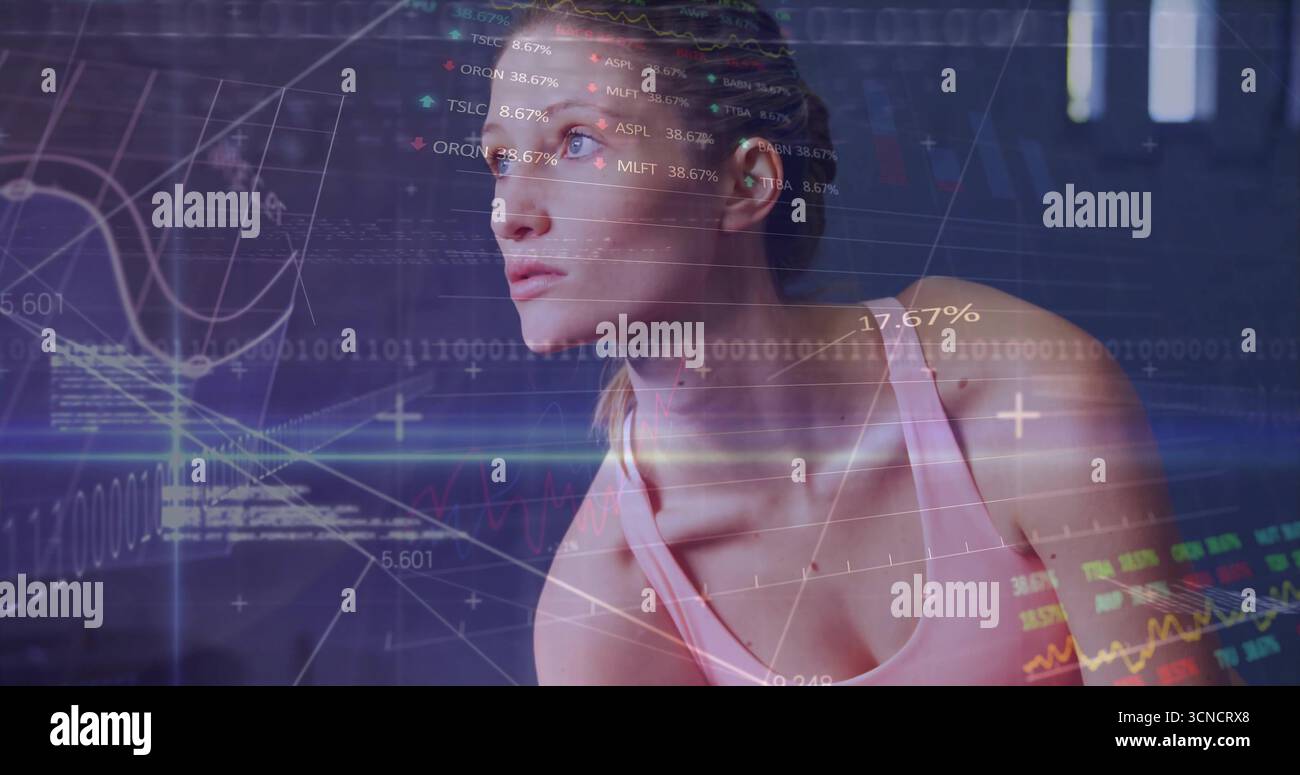 Zeigt weibliche Athletin in rosa Sportoberteil im dunklen Studio mit digitalen Daten-Overlays Stockfoto