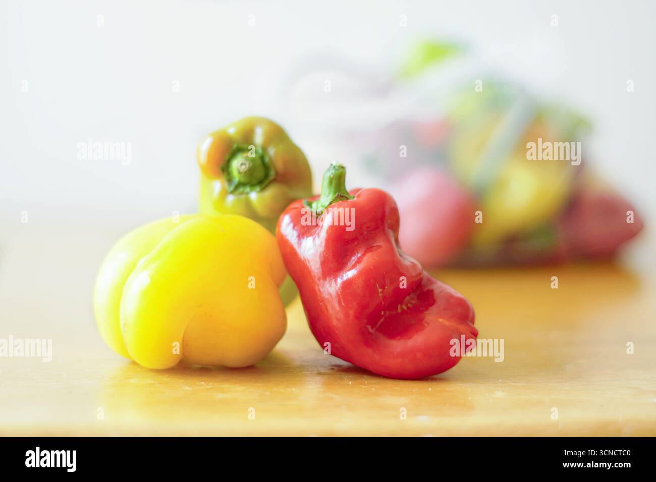 Bunte Paprika und wiederverwendbarer Beutel. Bio-Gemüse. Konzepte von gesunder Ernährung, nachhaltiger Lebensstil, Zero Waste Küche, grüner Lebensstil Stockfoto