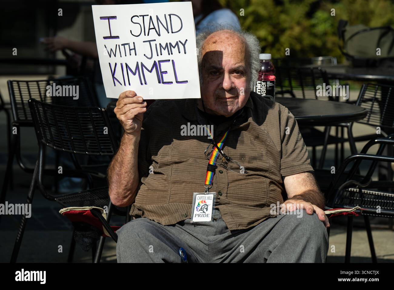 Seattle, USA. September 2025. Um 10:00 Uhr protesten Demonstranten vor dem Sender der Sinclair Broadcasting Group Komo News während der Demonstration mit Jimmy - Defund Disney. James Anderson/Alamy Live News Stockfoto