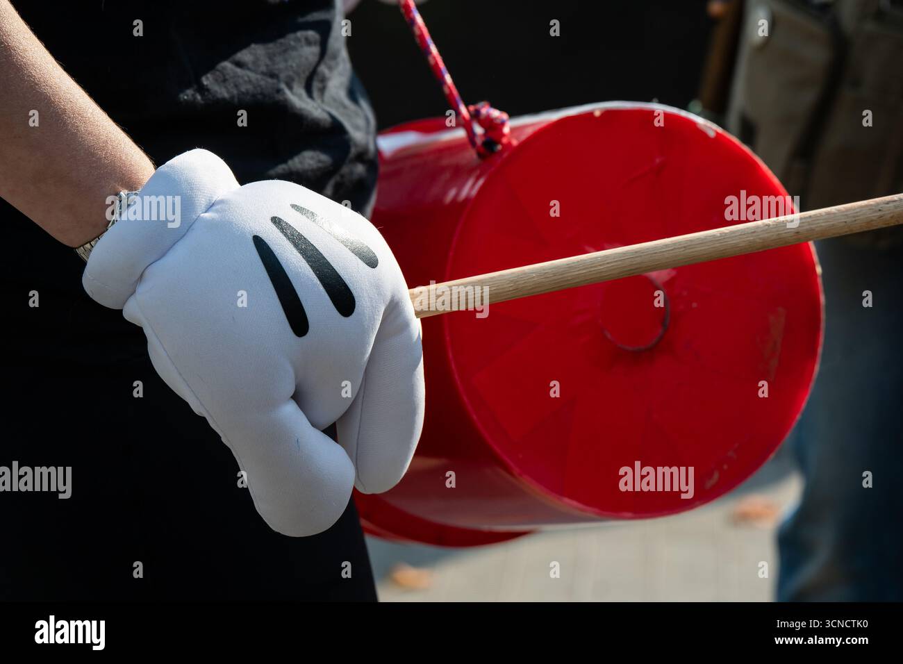 Seattle, USA. September 2025. Um 10:00 Uhr protesten Demonstranten vor dem Sender der Sinclair Broadcasting Group Komo News während der Demonstration mit Jimmy - Defund Disney. James Anderson/Alamy Live News Stockfoto