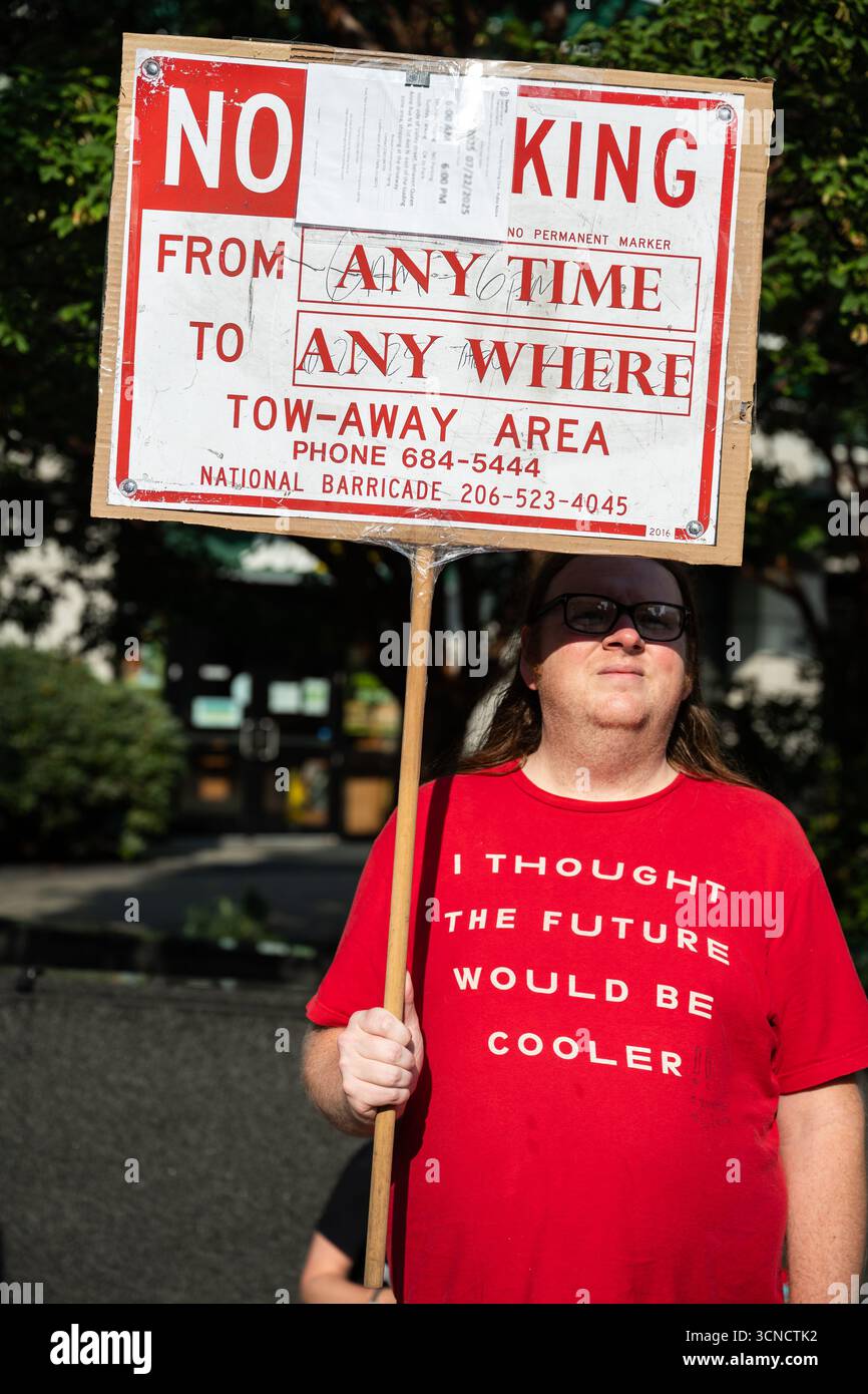 Seattle, USA. September 2025. Um 10:00 Uhr protesten Demonstranten vor dem Sender der Sinclair Broadcasting Group Komo News während der Demonstration mit Jimmy - Defund Disney. James Anderson/Alamy Live News Stockfoto