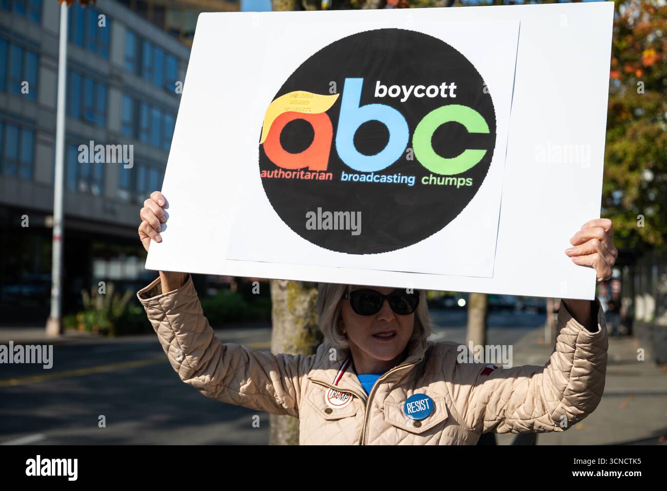 Seattle, USA. September 2025. Um 10:00 Uhr protesten Demonstranten vor dem Sender der Sinclair Broadcasting Group Komo News während der Demonstration mit Jimmy - Defund Disney. James Anderson/Alamy Live News Stockfoto