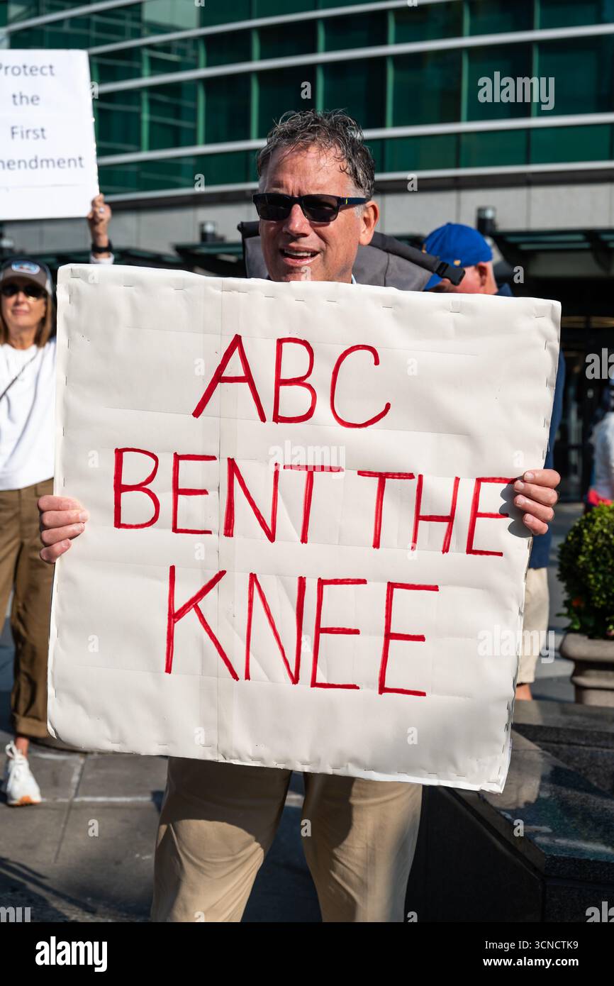 Seattle, USA. September 2025. Um 10:00 Uhr protesten Demonstranten vor dem Sender der Sinclair Broadcasting Group Komo News während der Demonstration mit Jimmy - Defund Disney. James Anderson/Alamy Live News Stockfoto
