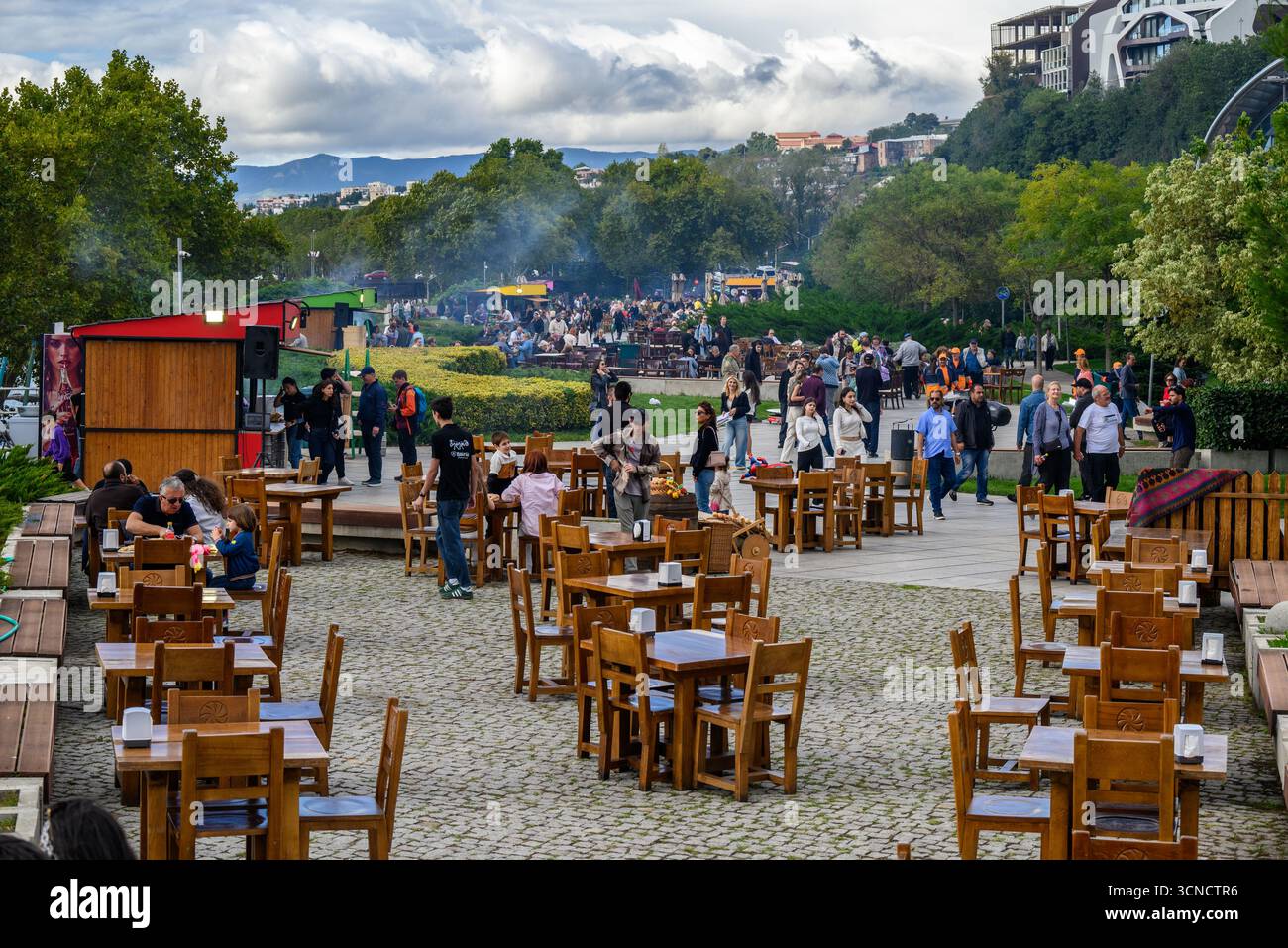 Tbilisoba Tbilisi City fest, das jährliche traditionelle Herbsterntefest, das am 20. September 202 im Rike Park in Tiflis, der Hauptstadt Georgiens, gefeiert wird Stockfoto