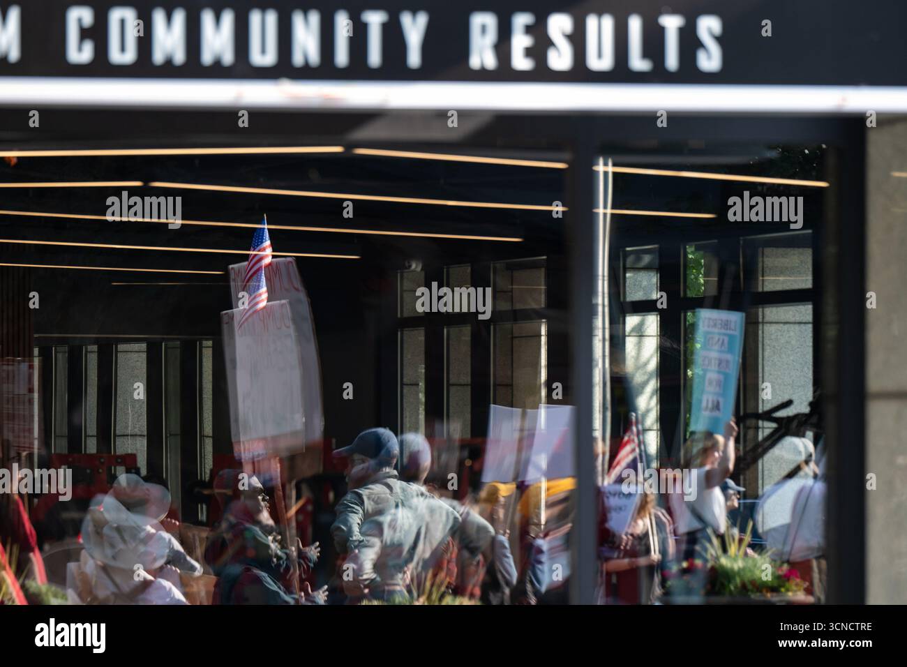 Seattle, USA. September 2025. Um 10:00 Uhr protesten Demonstranten vor dem Sender der Sinclair Broadcasting Group Komo News während der Demonstration mit Jimmy - Defund Disney. James Anderson/Alamy Live News Stockfoto