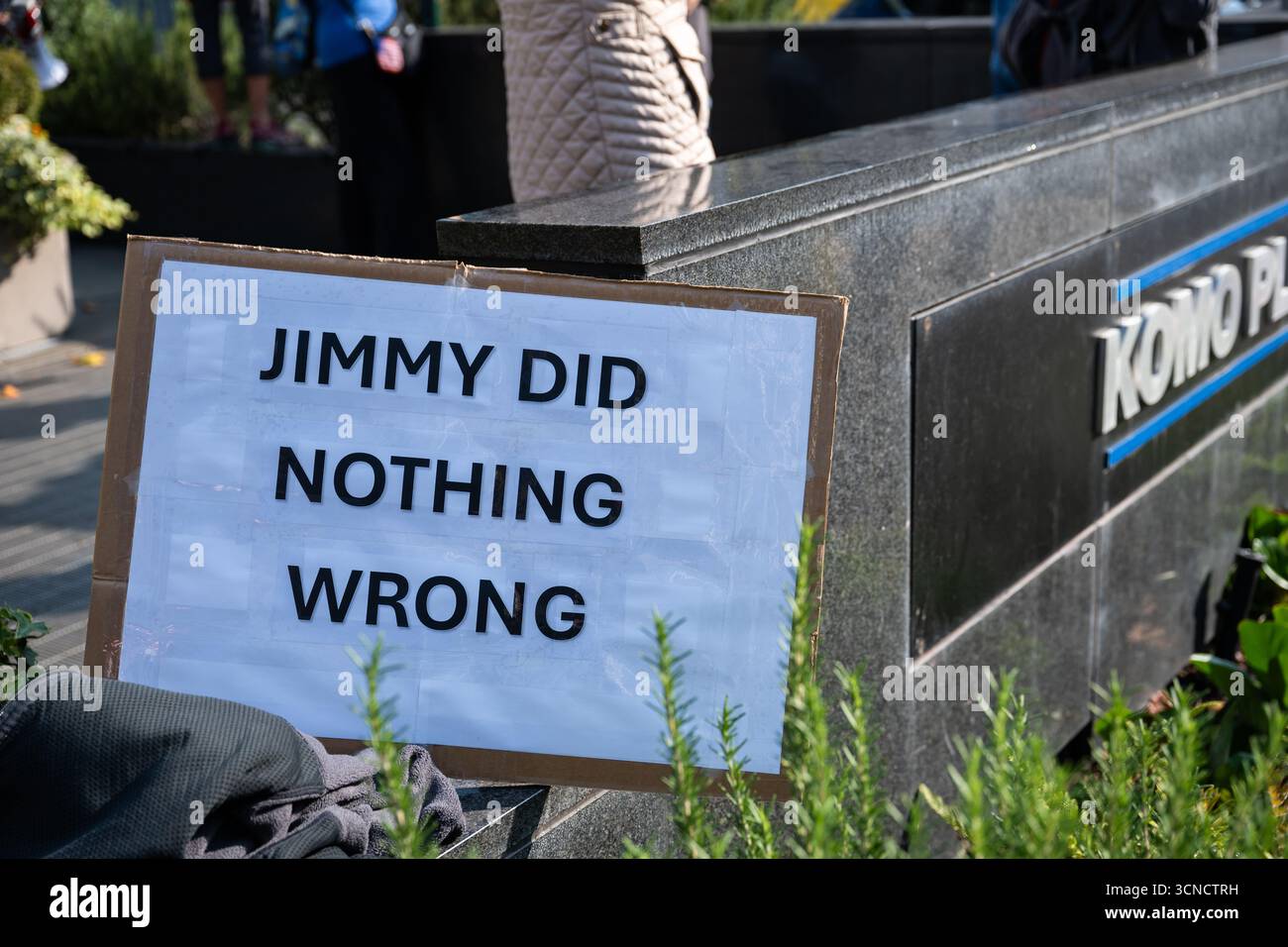 Seattle, USA. September 2025. Um 10:00 Uhr protesten Demonstranten vor dem Sender der Sinclair Broadcasting Group Komo News während der Demonstration mit Jimmy - Defund Disney. James Anderson/Alamy Live News Stockfoto