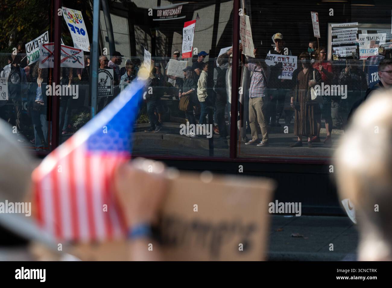 Seattle, USA. September 2025. Um 10:00 Uhr protesten Demonstranten vor dem Sender der Sinclair Broadcasting Group Komo News während der Demonstration mit Jimmy - Defund Disney. James Anderson/Alamy Live News Stockfoto