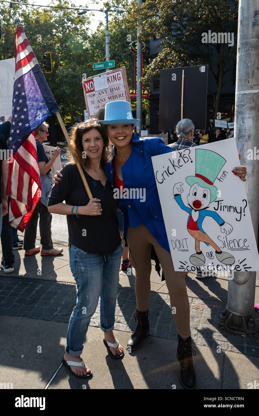 Seattle, USA. September 2025. Um 10:00 Uhr protesten Demonstranten vor dem Sender der Sinclair Broadcasting Group Komo News während der Demonstration mit Jimmy - Defund Disney. James Anderson/Alamy Live News Stockfoto