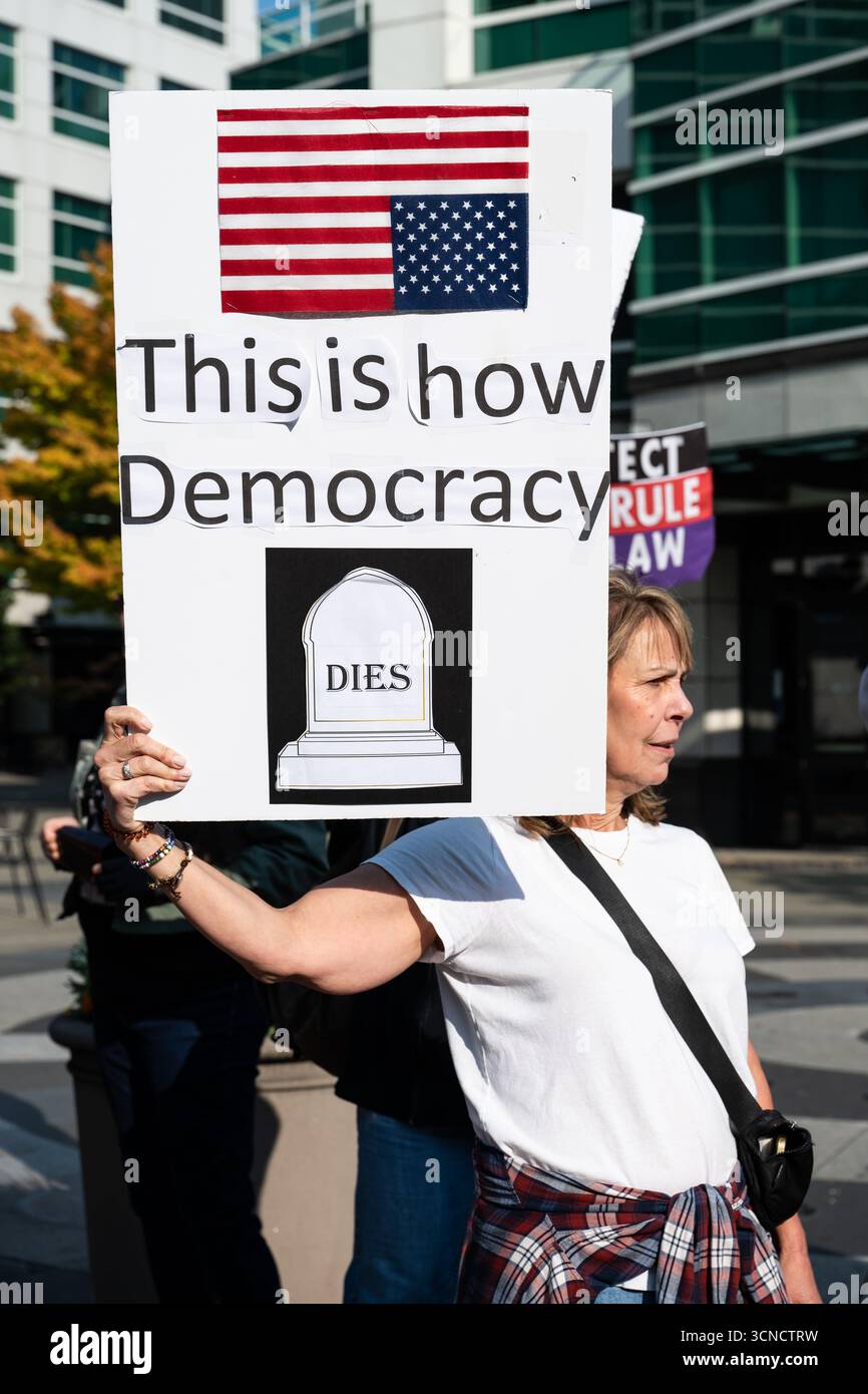 Seattle, USA. September 2025. Um 10:00 Uhr protesten Demonstranten vor dem Sender der Sinclair Broadcasting Group Komo News während der Demonstration mit Jimmy - Defund Disney. James Anderson/Alamy Live News Stockfoto