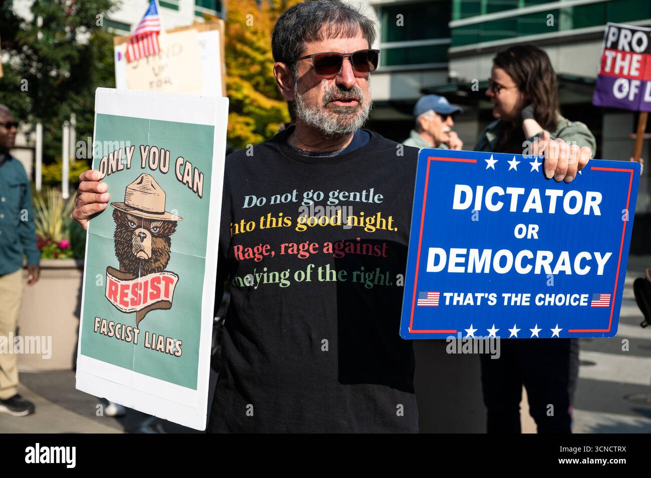 Seattle, USA. September 2025. Um 10:00 Uhr protesten Demonstranten vor dem Sender der Sinclair Broadcasting Group Komo News während der Demonstration mit Jimmy - Defund Disney. James Anderson/Alamy Live News Stockfoto