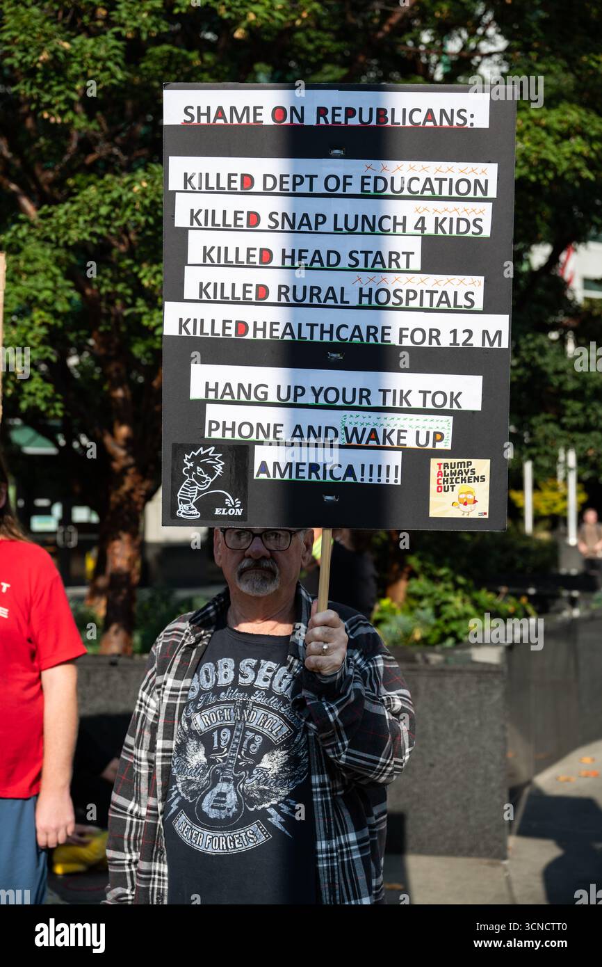Seattle, USA. September 2025. Um 10:00 Uhr protesten Demonstranten vor dem Sender der Sinclair Broadcasting Group Komo News während der Demonstration mit Jimmy - Defund Disney. James Anderson/Alamy Live News Stockfoto