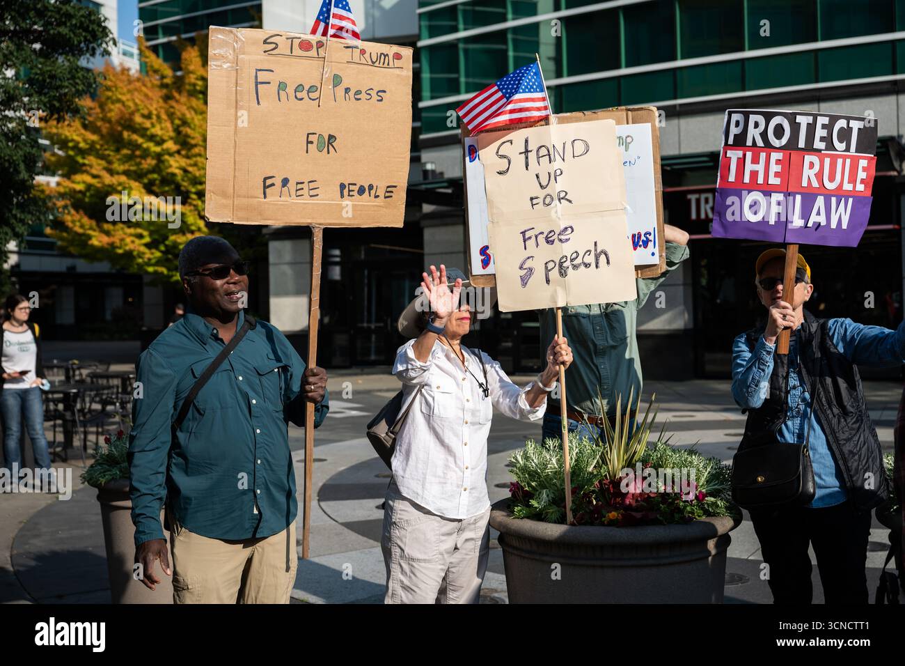 Seattle, USA. September 2025. Um 10:00 Uhr protesten Demonstranten vor dem Sender der Sinclair Broadcasting Group Komo News während der Demonstration mit Jimmy - Defund Disney. James Anderson/Alamy Live News Stockfoto