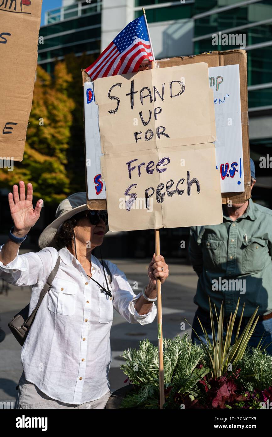 Seattle, USA. September 2025. Um 10:00 Uhr protesten Demonstranten vor dem Sender der Sinclair Broadcasting Group Komo News während der Demonstration mit Jimmy - Defund Disney. James Anderson/Alamy Live News Stockfoto