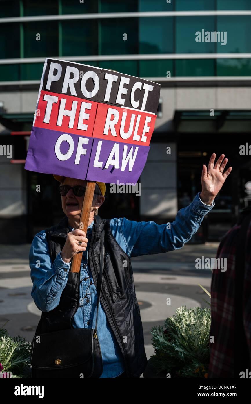 Seattle, USA. September 2025. Um 10:00 Uhr protesten Demonstranten vor dem Sender der Sinclair Broadcasting Group Komo News während der Demonstration mit Jimmy - Defund Disney. James Anderson/Alamy Live News Stockfoto