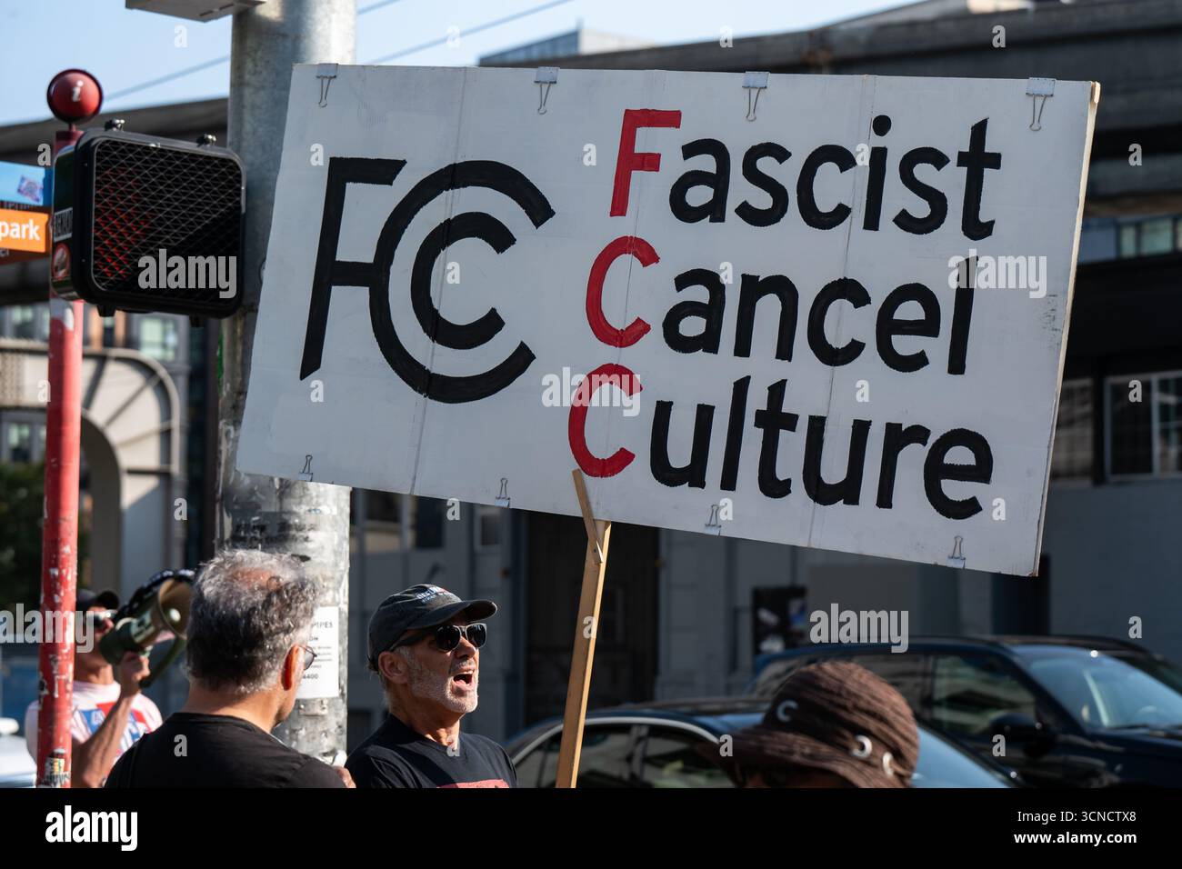 Seattle, USA. September 2025. Um 10:00 Uhr protesten Demonstranten vor dem Sender der Sinclair Broadcasting Group Komo News während der Demonstration mit Jimmy - Defund Disney. James Anderson/Alamy Live News Stockfoto