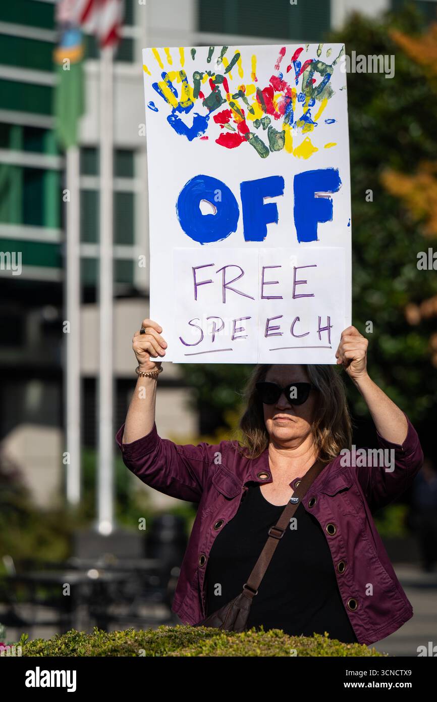 Seattle, USA. September 2025. Um 10:00 Uhr protesten Demonstranten vor dem Sender der Sinclair Broadcasting Group Komo News während der Demonstration mit Jimmy - Defund Disney. James Anderson/Alamy Live News Stockfoto
