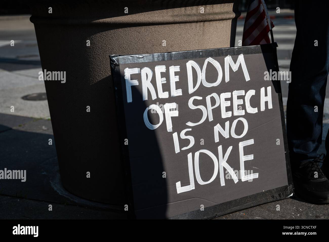 Seattle, USA. September 2025. Um 10:00 Uhr protesten Demonstranten vor dem Sender der Sinclair Broadcasting Group Komo News während der Demonstration mit Jimmy - Defund Disney. James Anderson/Alamy Live News Stockfoto