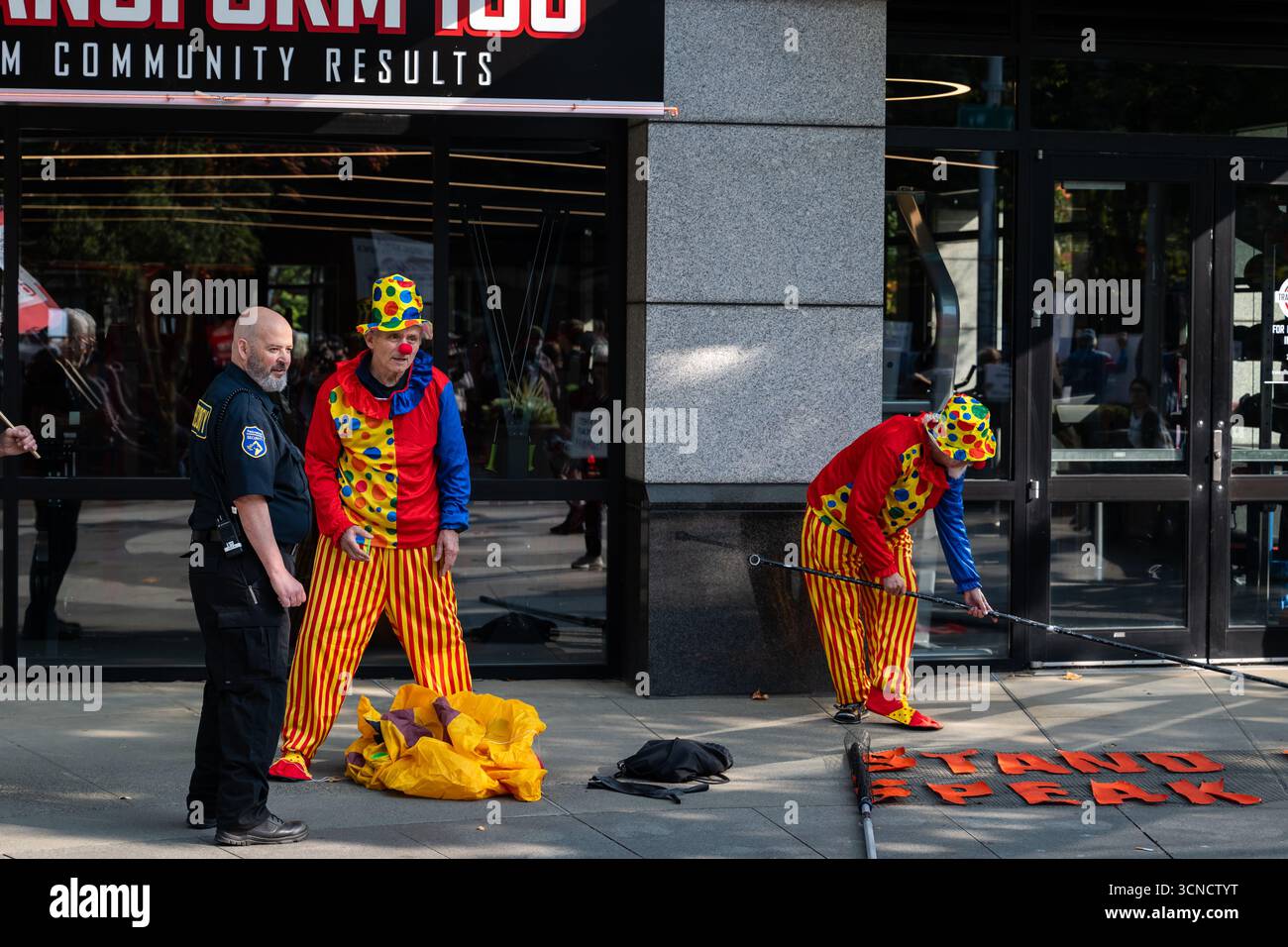 Seattle, USA. September 2025. Um 10:00 Uhr protesten Demonstranten vor dem Sender der Sinclair Broadcasting Group Komo News während der Demonstration mit Jimmy - Defund Disney. James Anderson/Alamy Live News Stockfoto