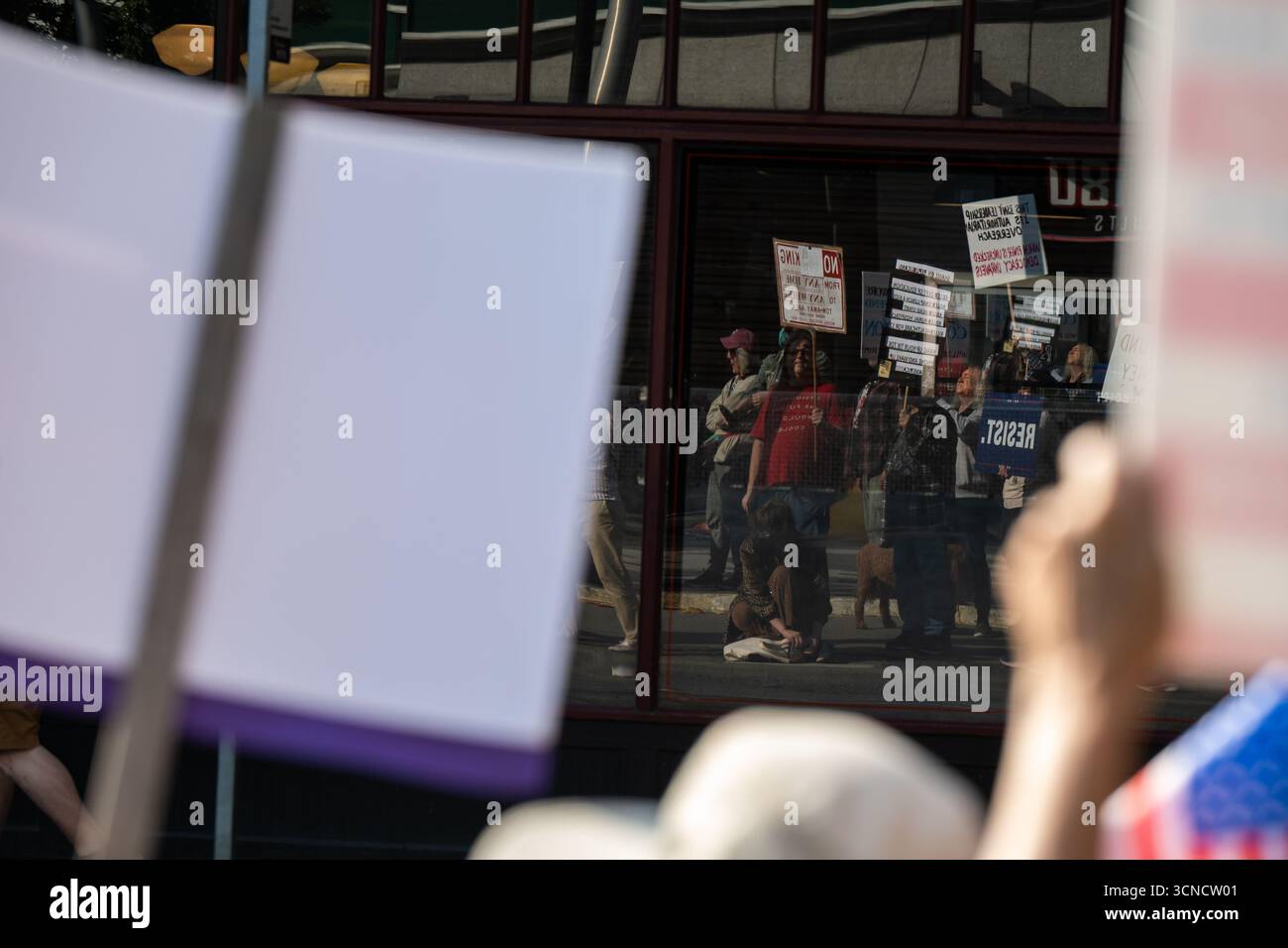 Seattle, USA. September 2025. Um 10:00 Uhr protesten Demonstranten vor dem Sender der Sinclair Broadcasting Group Komo News während der Demonstration mit Jimmy - Defund Disney. James Anderson/Alamy Live News Stockfoto