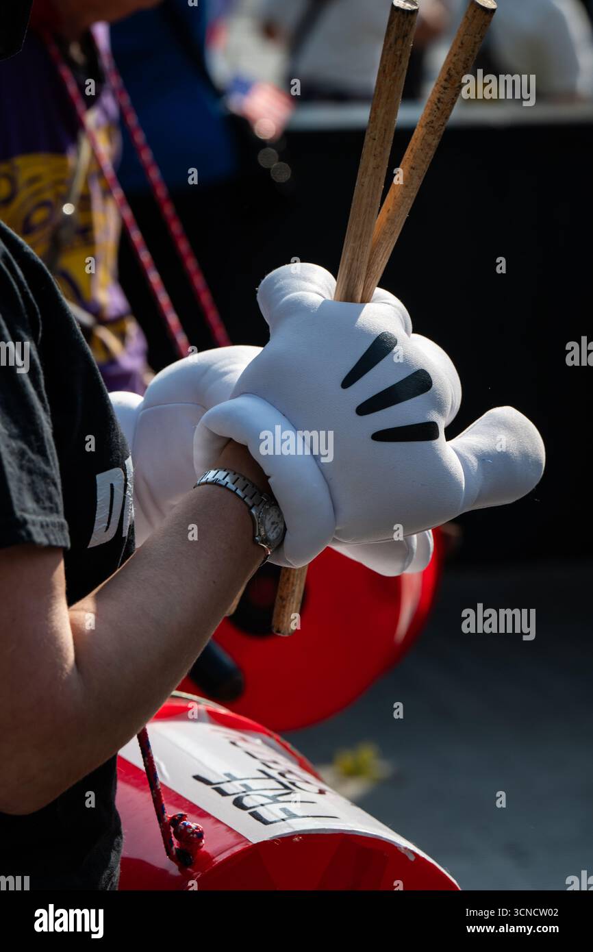 Seattle, USA. September 2025. Um 10:00 Uhr protesten Demonstranten vor dem Sender der Sinclair Broadcasting Group Komo News während der Demonstration mit Jimmy - Defund Disney. James Anderson/Alamy Live News Stockfoto