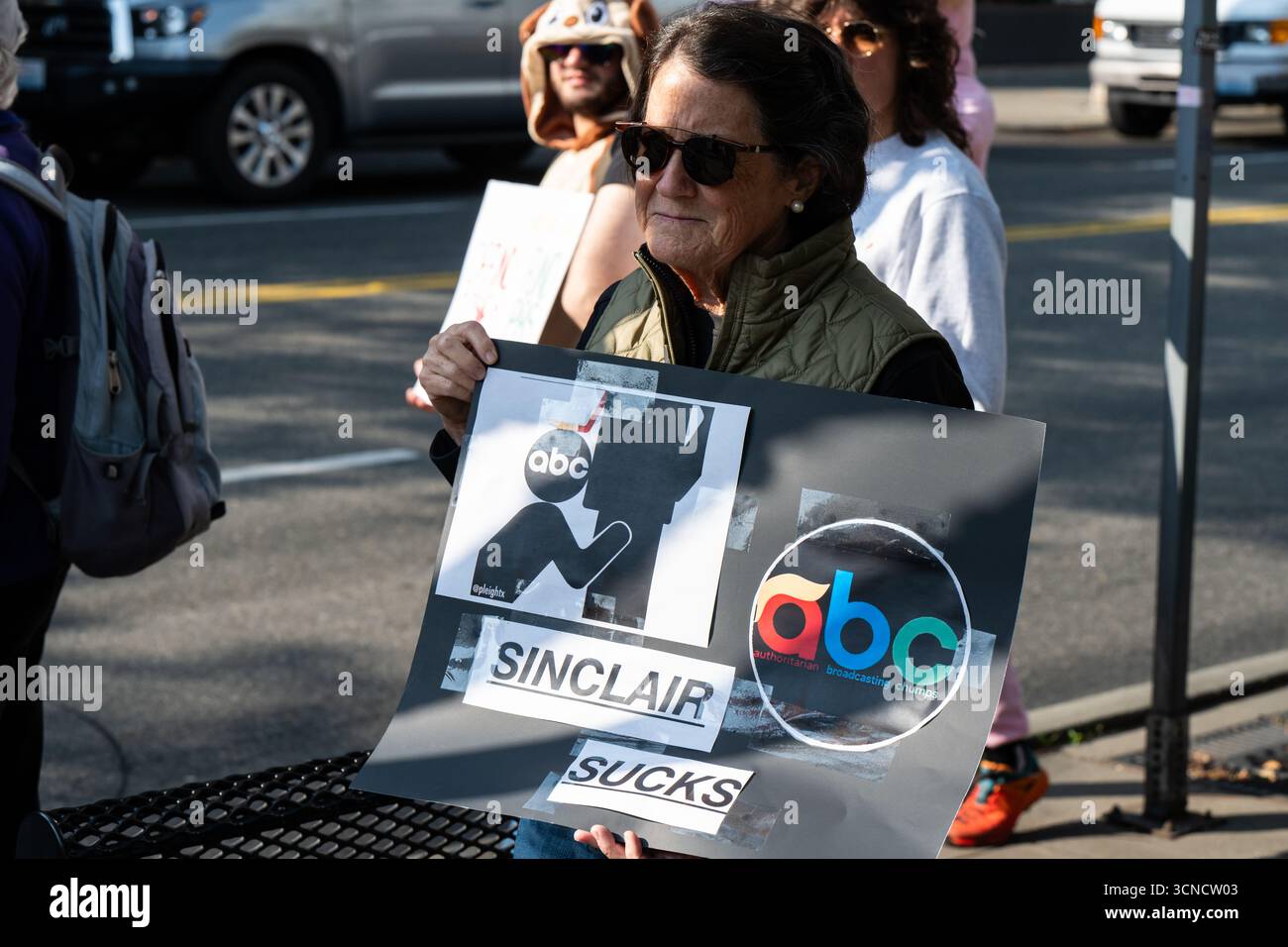 Seattle, USA. September 2025. Um 10:00 Uhr protesten Demonstranten vor dem Sender der Sinclair Broadcasting Group Komo News während der Demonstration mit Jimmy - Defund Disney. James Anderson/Alamy Live News Stockfoto