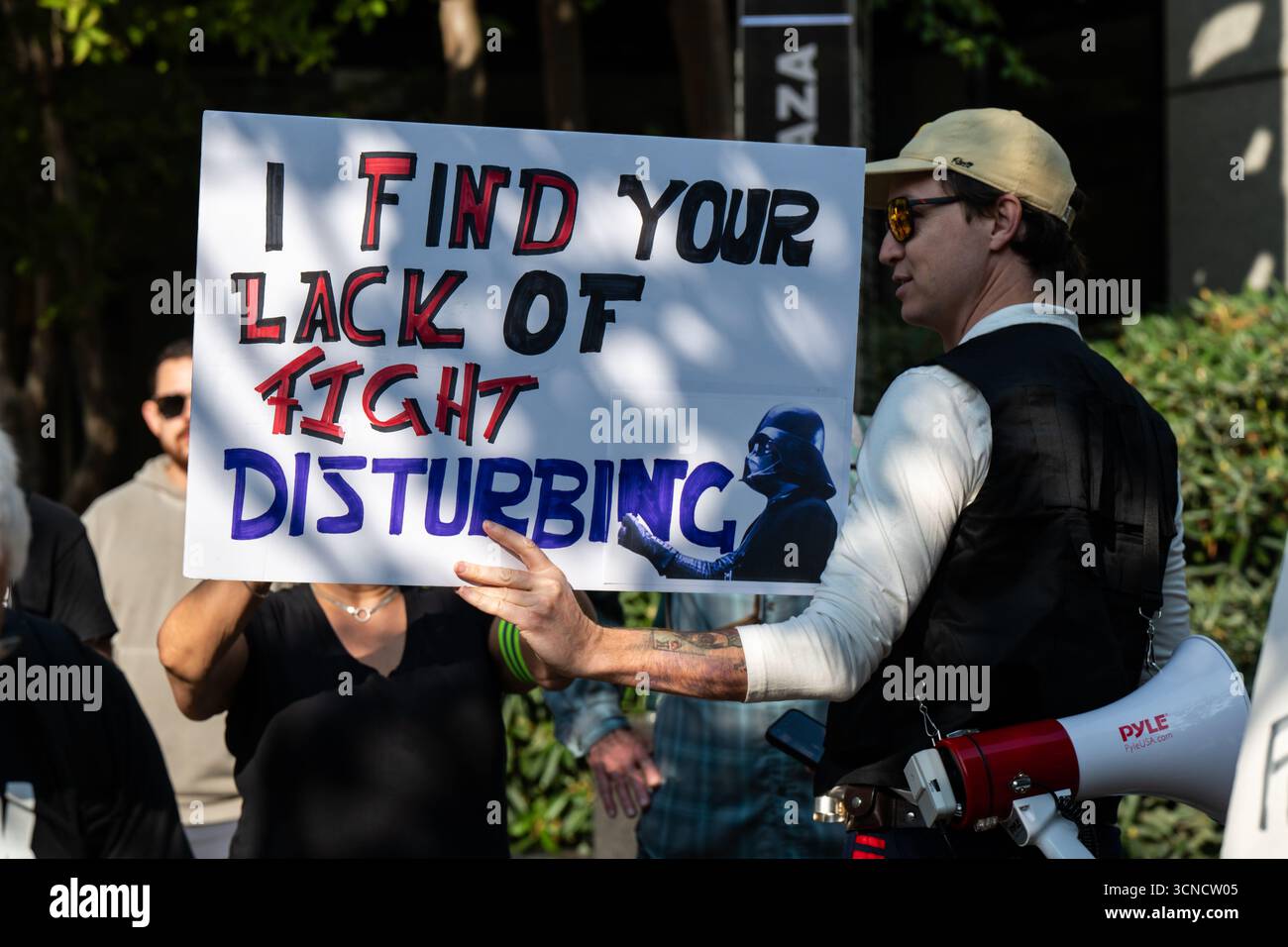 Seattle, USA. September 2025. Um 10:00 Uhr protesten Demonstranten vor dem Sender der Sinclair Broadcasting Group Komo News während der Demonstration mit Jimmy - Defund Disney. James Anderson/Alamy Live News Stockfoto