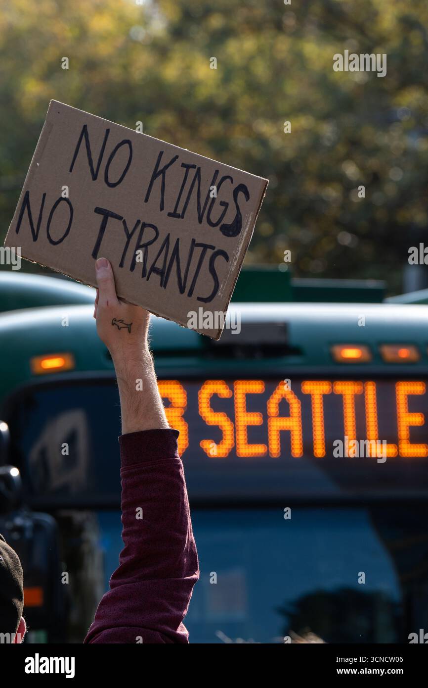 Seattle, USA. September 2025. Um 10:00 Uhr protesten Demonstranten vor dem Sender der Sinclair Broadcasting Group Komo News während der Demonstration mit Jimmy - Defund Disney. James Anderson/Alamy Live News Stockfoto