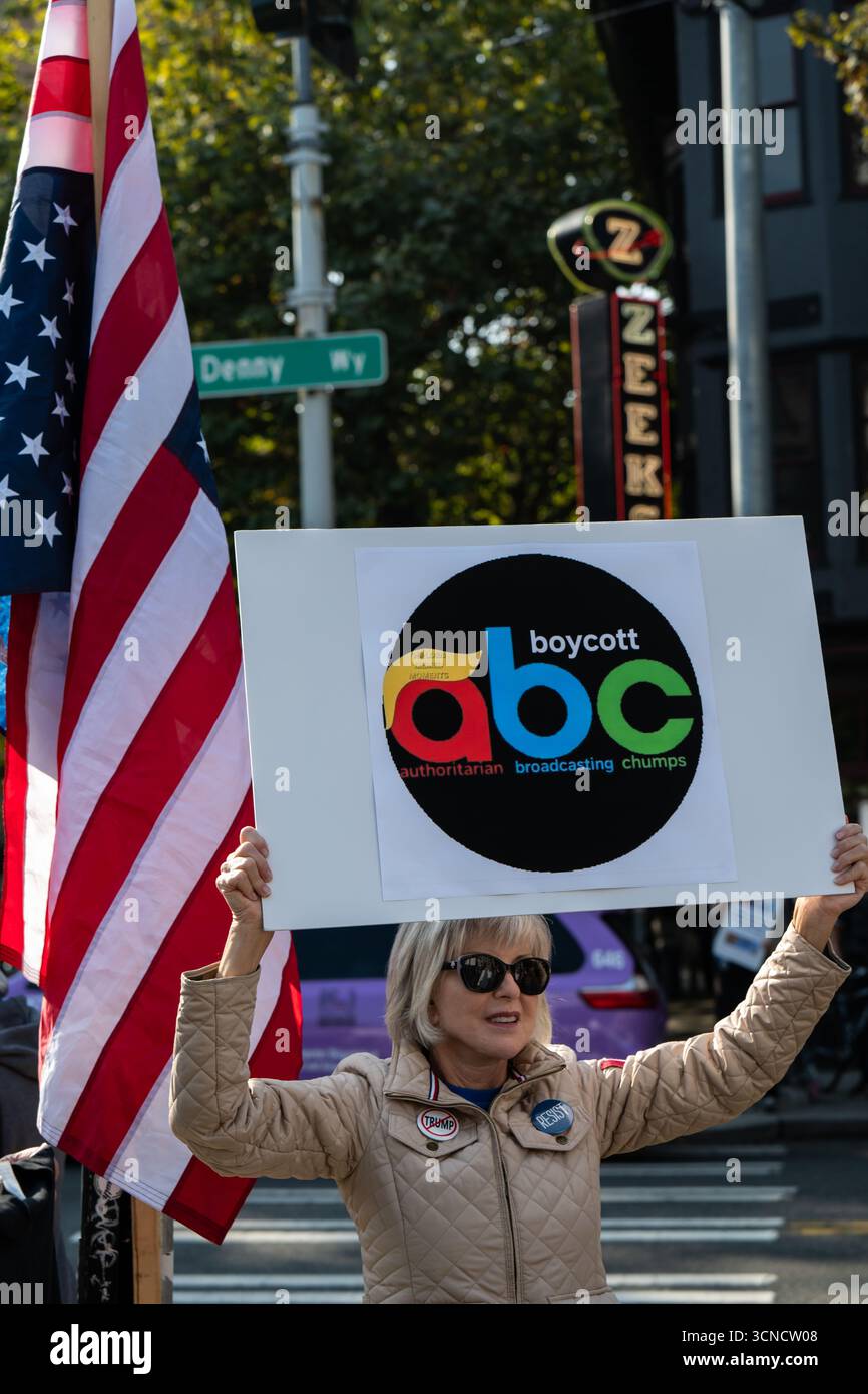 Seattle, USA. September 2025. Um 10:00 Uhr protesten Demonstranten vor dem Sender der Sinclair Broadcasting Group Komo News während der Demonstration mit Jimmy - Defund Disney. James Anderson/Alamy Live News Stockfoto