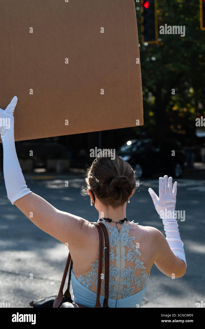 Seattle, USA. September 2025. Um 10:00 Uhr protesten Demonstranten vor dem Sender der Sinclair Broadcasting Group Komo News während der Demonstration mit Jimmy - Defund Disney. James Anderson/Alamy Live News Stockfoto