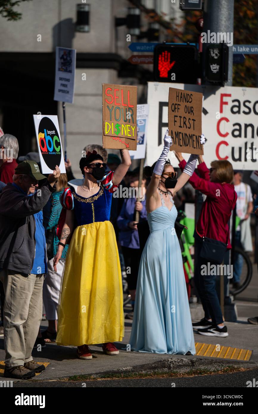 Seattle, USA. September 2025. Um 10:00 Uhr protesten Demonstranten vor dem Sender der Sinclair Broadcasting Group Komo News während der Demonstration mit Jimmy - Defund Disney. James Anderson/Alamy Live News Stockfoto