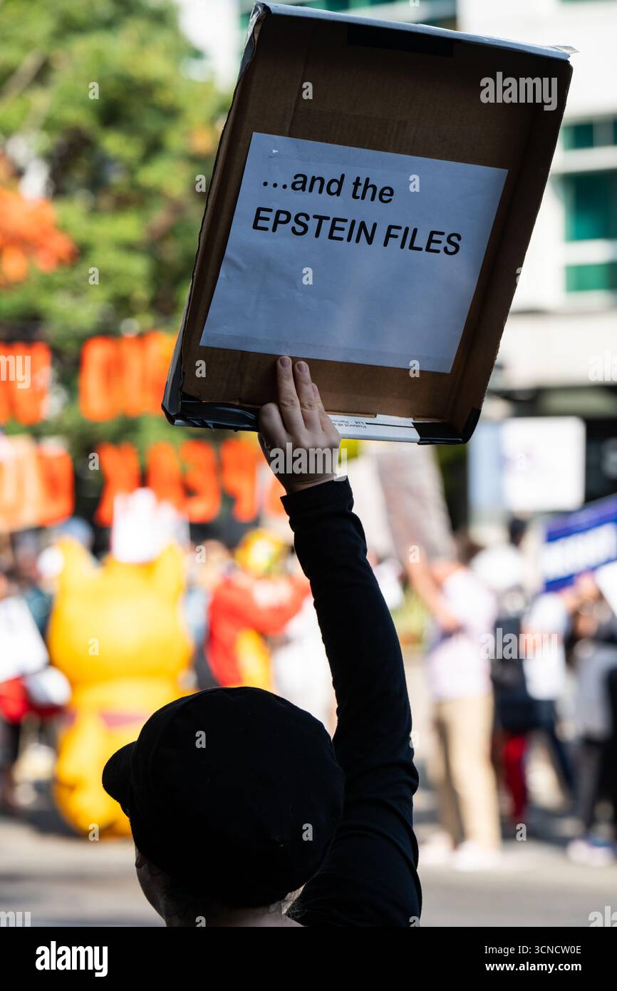 Seattle, USA. September 2025. Um 10:00 Uhr protesten Demonstranten vor dem Sender der Sinclair Broadcasting Group Komo News während der Demonstration mit Jimmy - Defund Disney. James Anderson/Alamy Live News Stockfoto