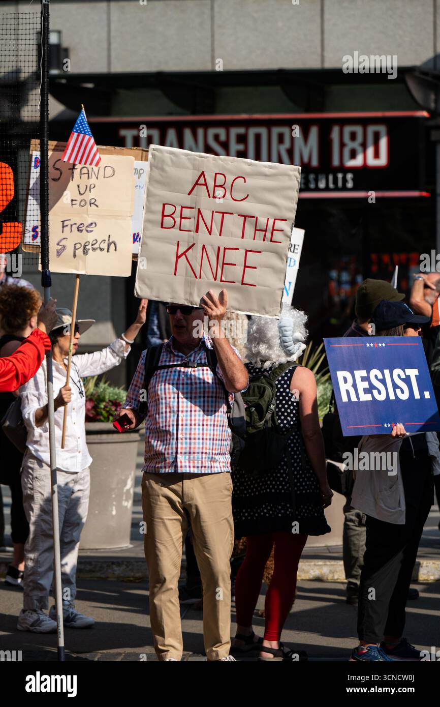 Seattle, USA. September 2025. Um 10:00 Uhr protesten Demonstranten vor dem Sender der Sinclair Broadcasting Group Komo News während der Demonstration mit Jimmy - Defund Disney. James Anderson/Alamy Live News Stockfoto