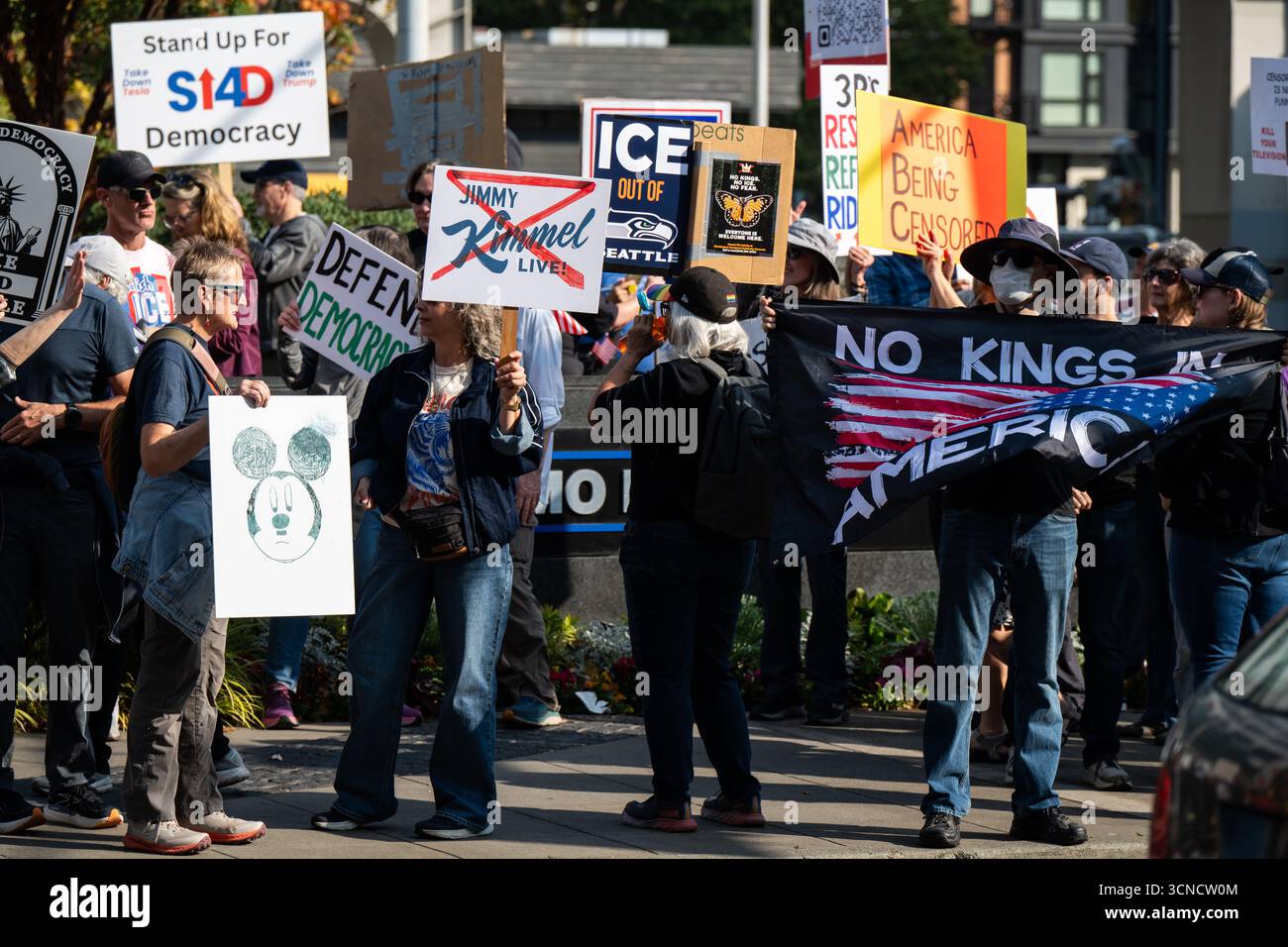 Seattle, USA. September 2025. Um 10:00 Uhr protesten Demonstranten vor dem Sender der Sinclair Broadcasting Group Komo News während der Demonstration mit Jimmy - Defund Disney. James Anderson/Alamy Live News Stockfoto