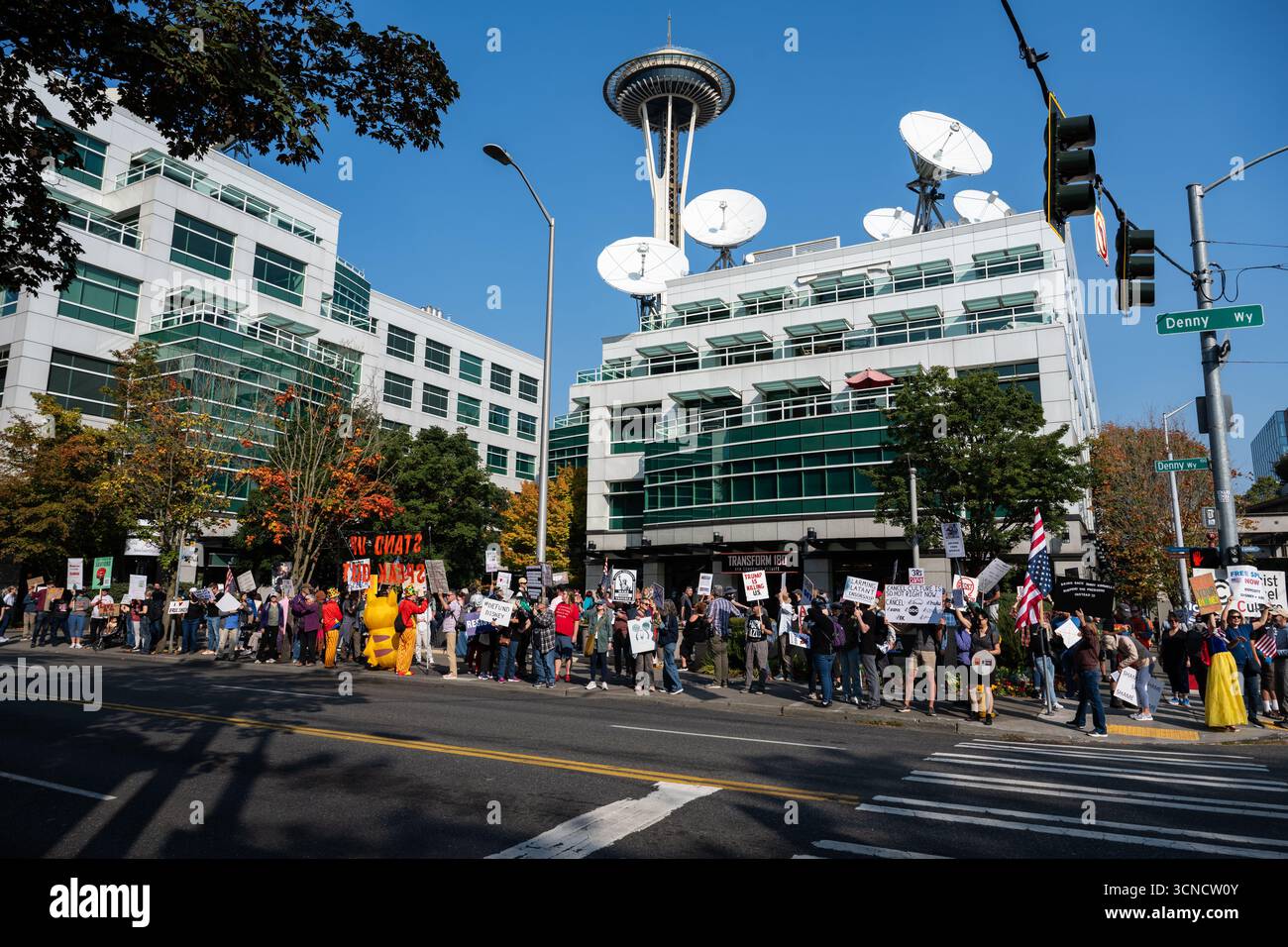 Seattle, USA. September 2025. Um 10:00 Uhr protesten Demonstranten vor dem Sender der Sinclair Broadcasting Group Komo News während der Demonstration mit Jimmy - Defund Disney. James Anderson/Alamy Live News Stockfoto