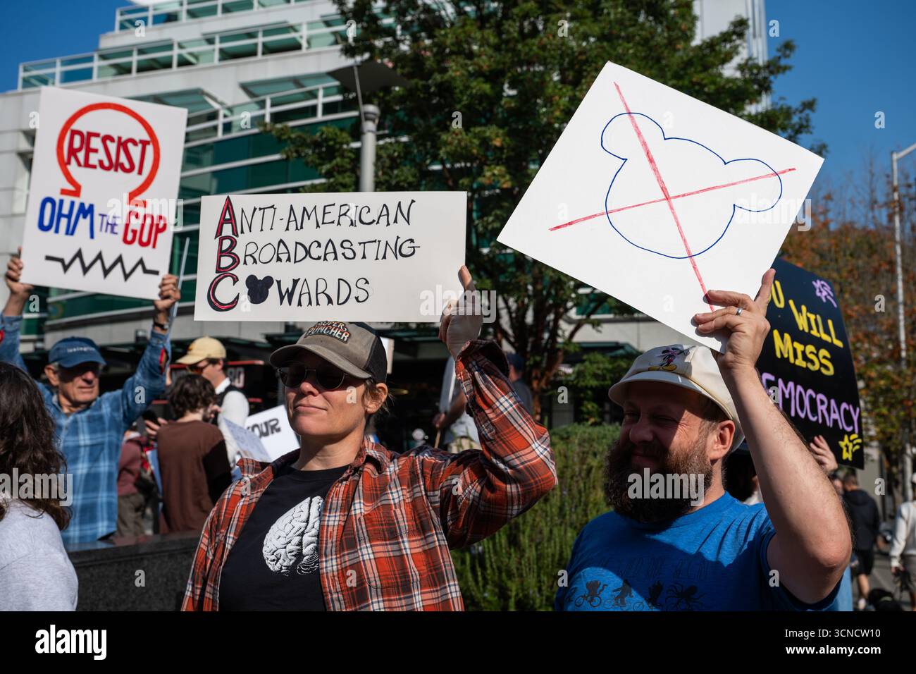 Seattle, USA. September 2025. Um 10:00 Uhr protesten Demonstranten vor dem Sender der Sinclair Broadcasting Group Komo News während der Demonstration mit Jimmy - Defund Disney. James Anderson/Alamy Live News Stockfoto