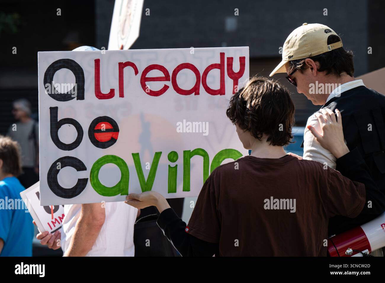 Seattle, USA. September 2025. Um 10:00 Uhr protesten Demonstranten vor dem Sender der Sinclair Broadcasting Group Komo News während der Demonstration mit Jimmy - Defund Disney. James Anderson/Alamy Live News Stockfoto