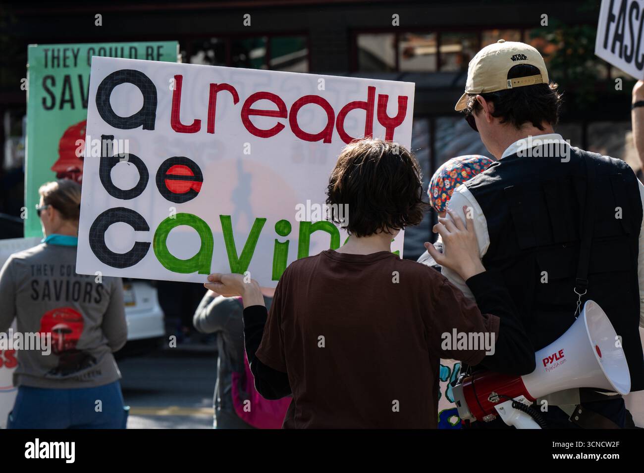 Seattle, USA. September 2025. Um 10:00 Uhr protesten Demonstranten vor dem Sender der Sinclair Broadcasting Group Komo News während der Demonstration mit Jimmy - Defund Disney. James Anderson/Alamy Live News Stockfoto