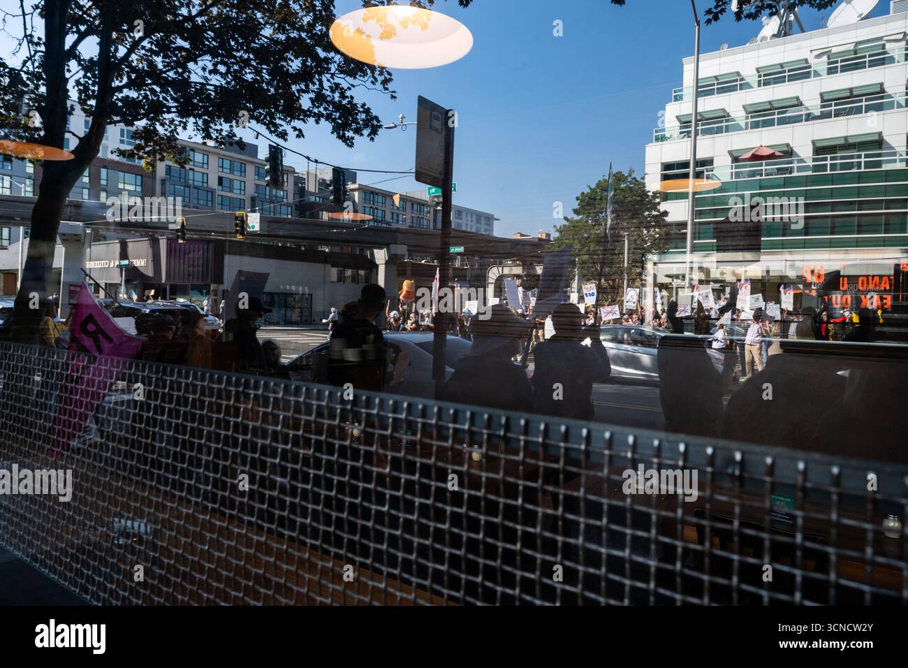Seattle, USA. September 2025. Um 10:00 Uhr protesten Demonstranten vor dem Sender der Sinclair Broadcasting Group Komo News während der Demonstration mit Jimmy - Defund Disney. James Anderson/Alamy Live News Stockfoto