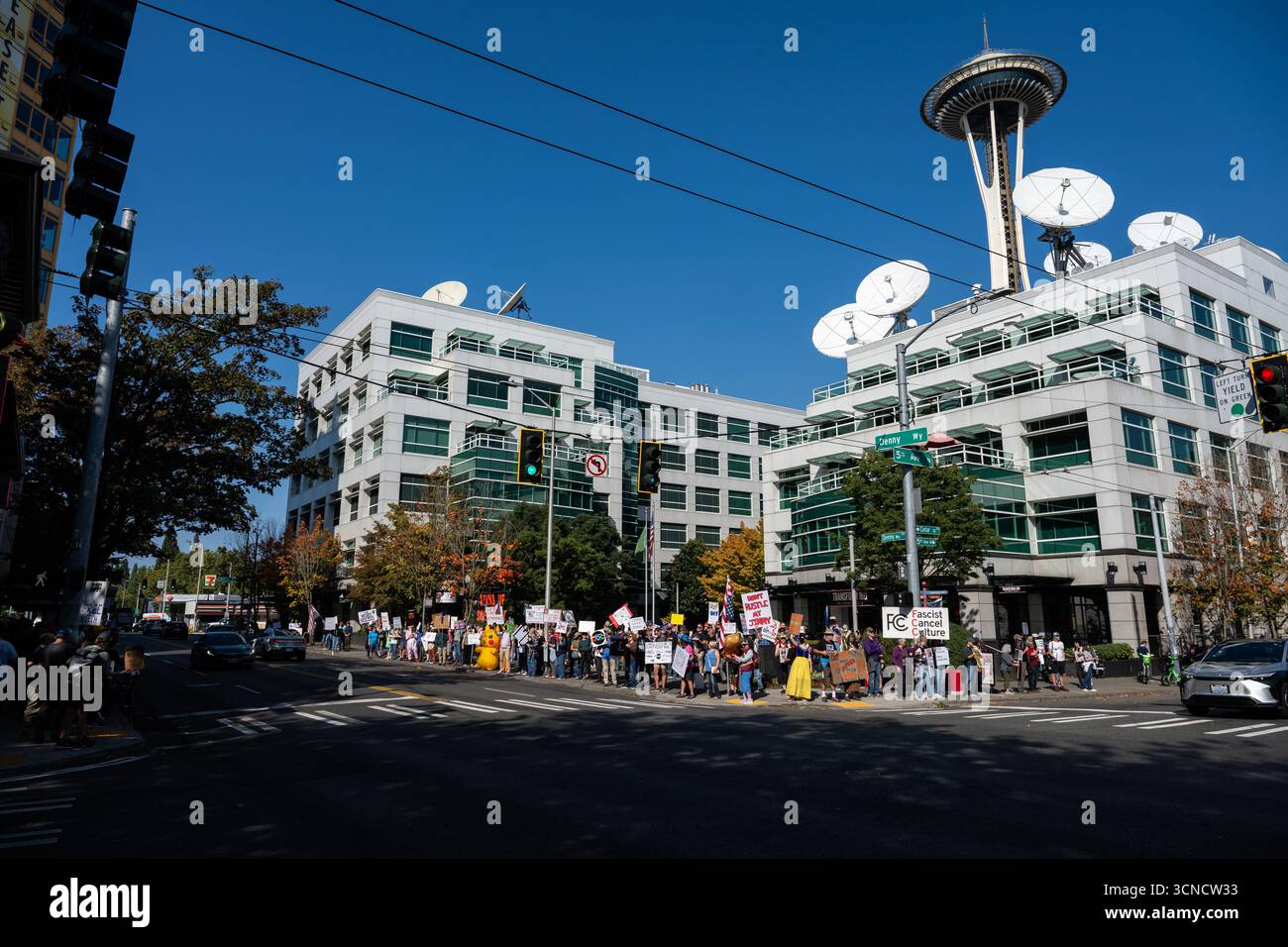 Seattle, USA. September 2025. Um 10:00 Uhr protesten Demonstranten vor dem Sender der Sinclair Broadcasting Group Komo News während der Demonstration mit Jimmy - Defund Disney. James Anderson/Alamy Live News Stockfoto