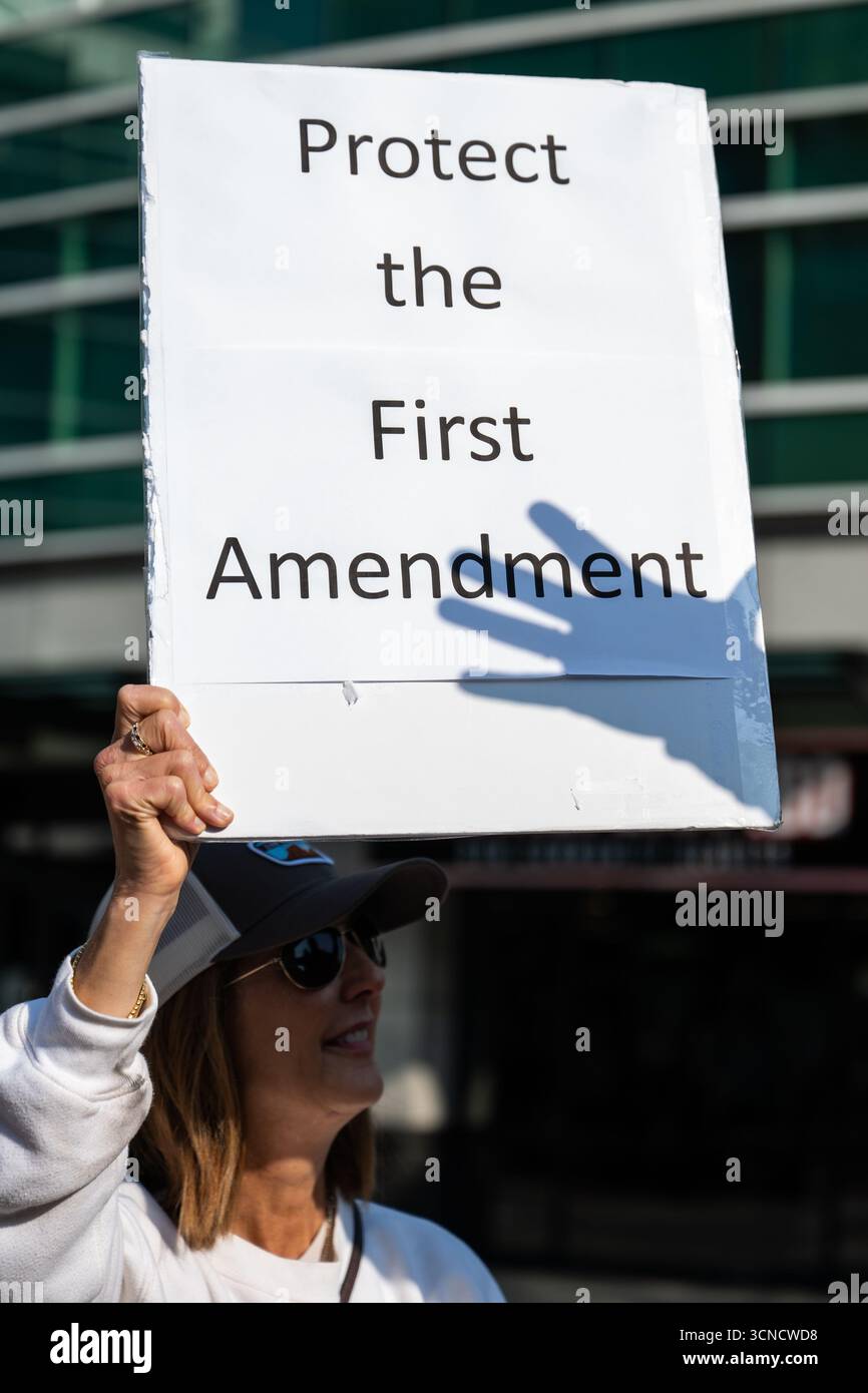 Seattle, USA. September 2025. Um 10:00 Uhr protesten Demonstranten vor dem Sender der Sinclair Broadcasting Group Komo News während der Demonstration mit Jimmy - Defund Disney. James Anderson/Alamy Live News Stockfoto