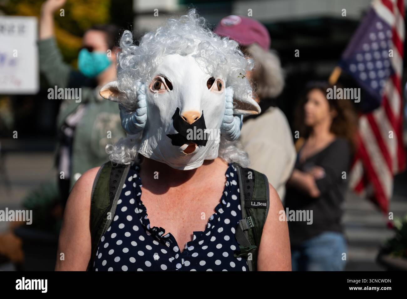 Seattle, USA. September 2025. Um 10:00 Uhr protesten Demonstranten vor dem Sender der Sinclair Broadcasting Group Komo News während der Demonstration mit Jimmy - Defund Disney. James Anderson/Alamy Live News Stockfoto