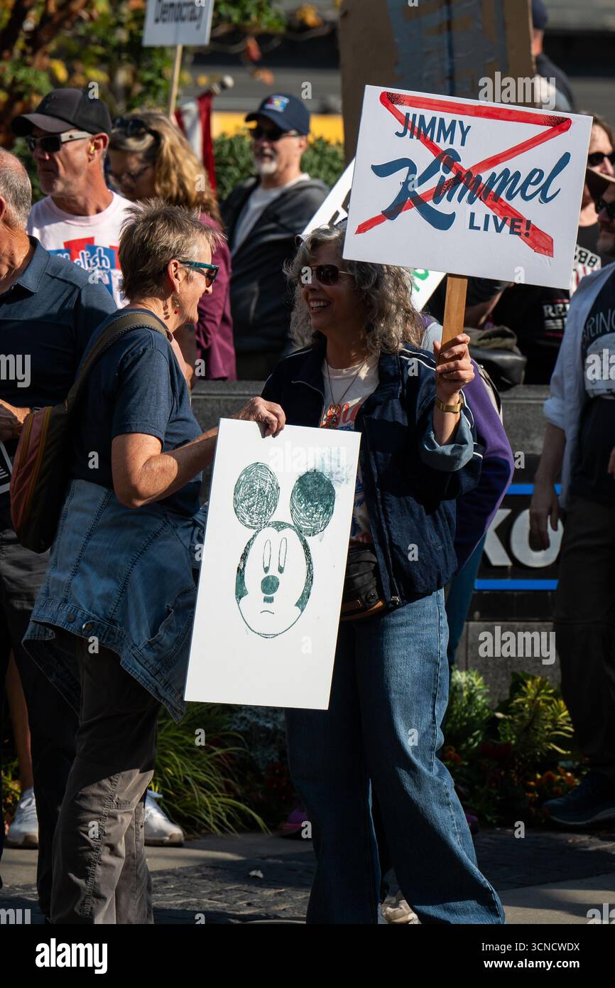 Seattle, USA. September 2025. Um 10:00 Uhr protesten Demonstranten vor dem Sender der Sinclair Broadcasting Group Komo News während der Demonstration mit Jimmy - Defund Disney. James Anderson/Alamy Live News Stockfoto