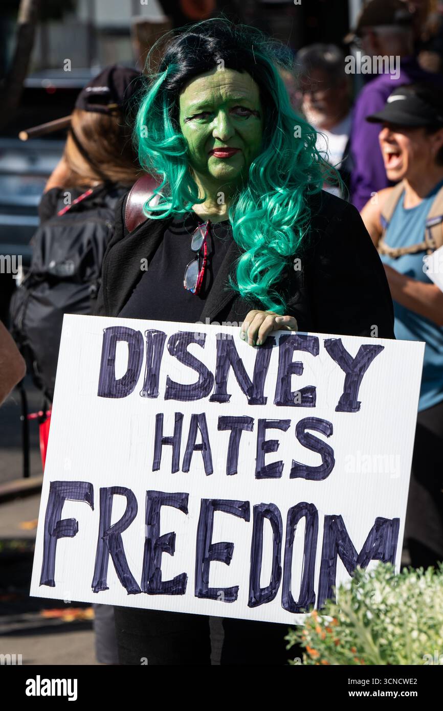 Seattle, USA. September 2025. Um 10:00 Uhr protesten Demonstranten vor dem Sender der Sinclair Broadcasting Group Komo News während der Demonstration mit Jimmy - Defund Disney. James Anderson/Alamy Live News Stockfoto