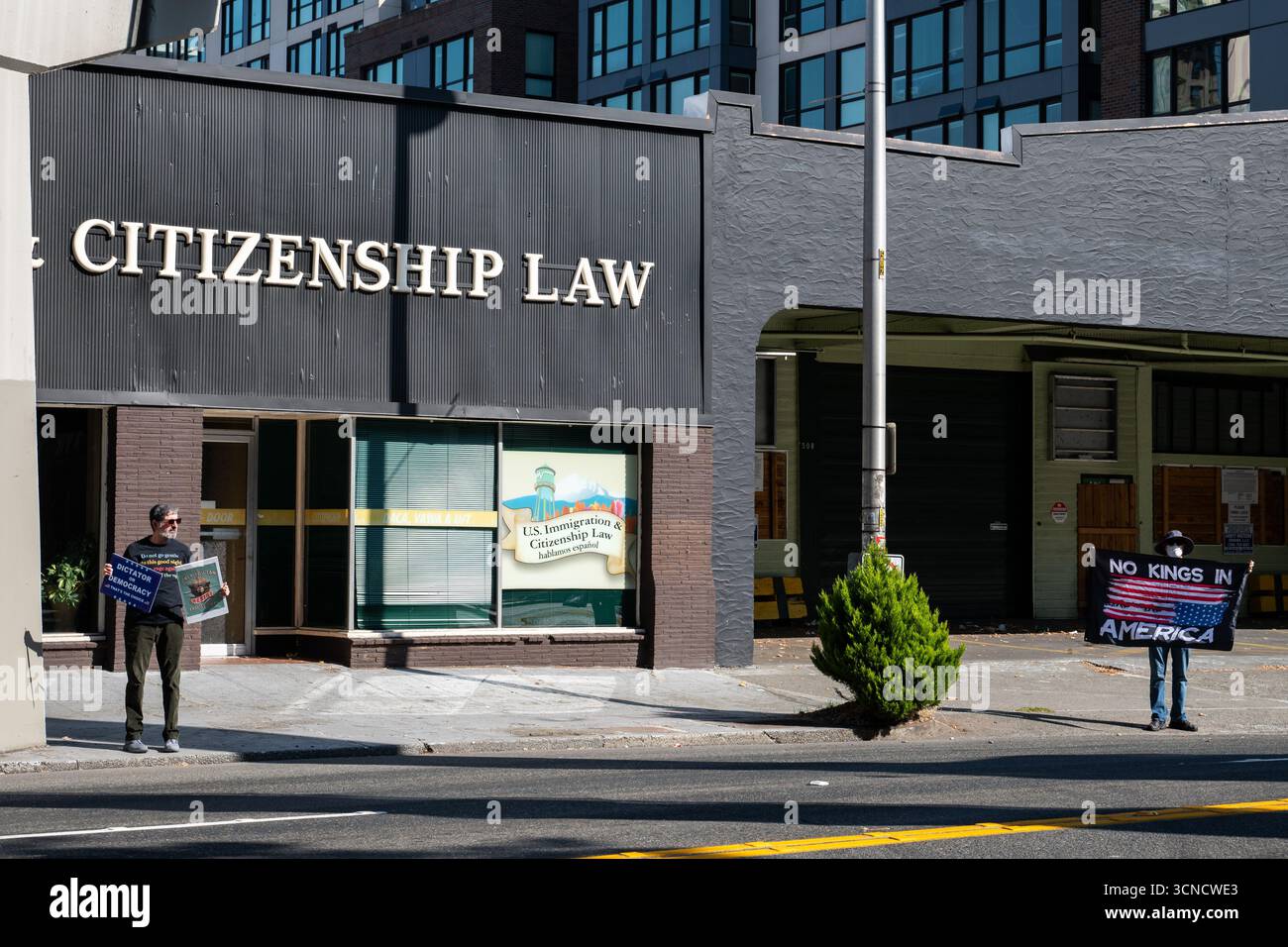 Seattle, USA. September 2025. Um 10:00 Uhr protesten Demonstranten vor dem Sender der Sinclair Broadcasting Group Komo News während der Demonstration mit Jimmy - Defund Disney. James Anderson/Alamy Live News Stockfoto