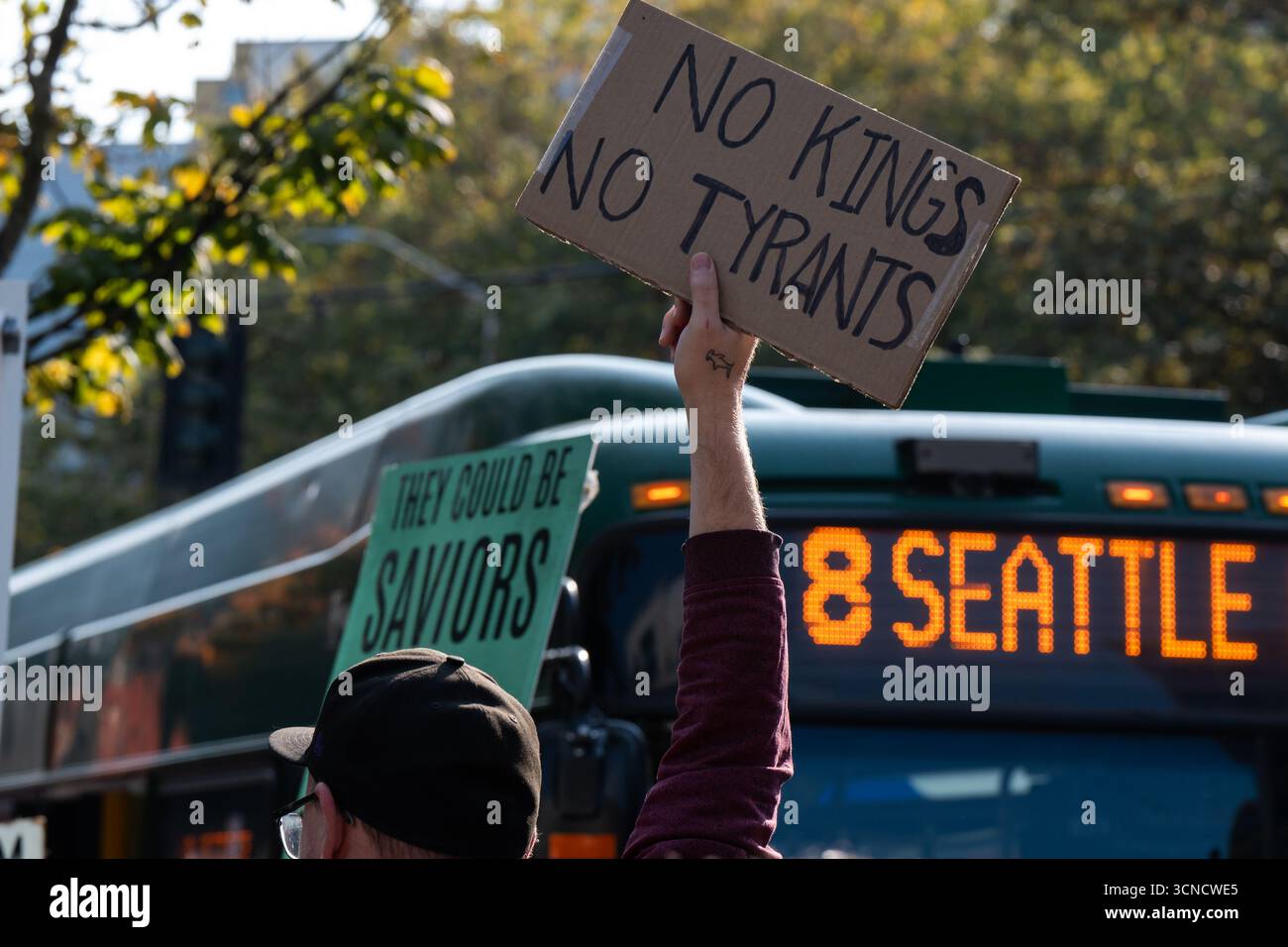 Seattle, USA. September 2025. Um 10:00 Uhr protesten Demonstranten vor dem Sender der Sinclair Broadcasting Group Komo News während der Demonstration mit Jimmy - Defund Disney. James Anderson/Alamy Live News Stockfoto