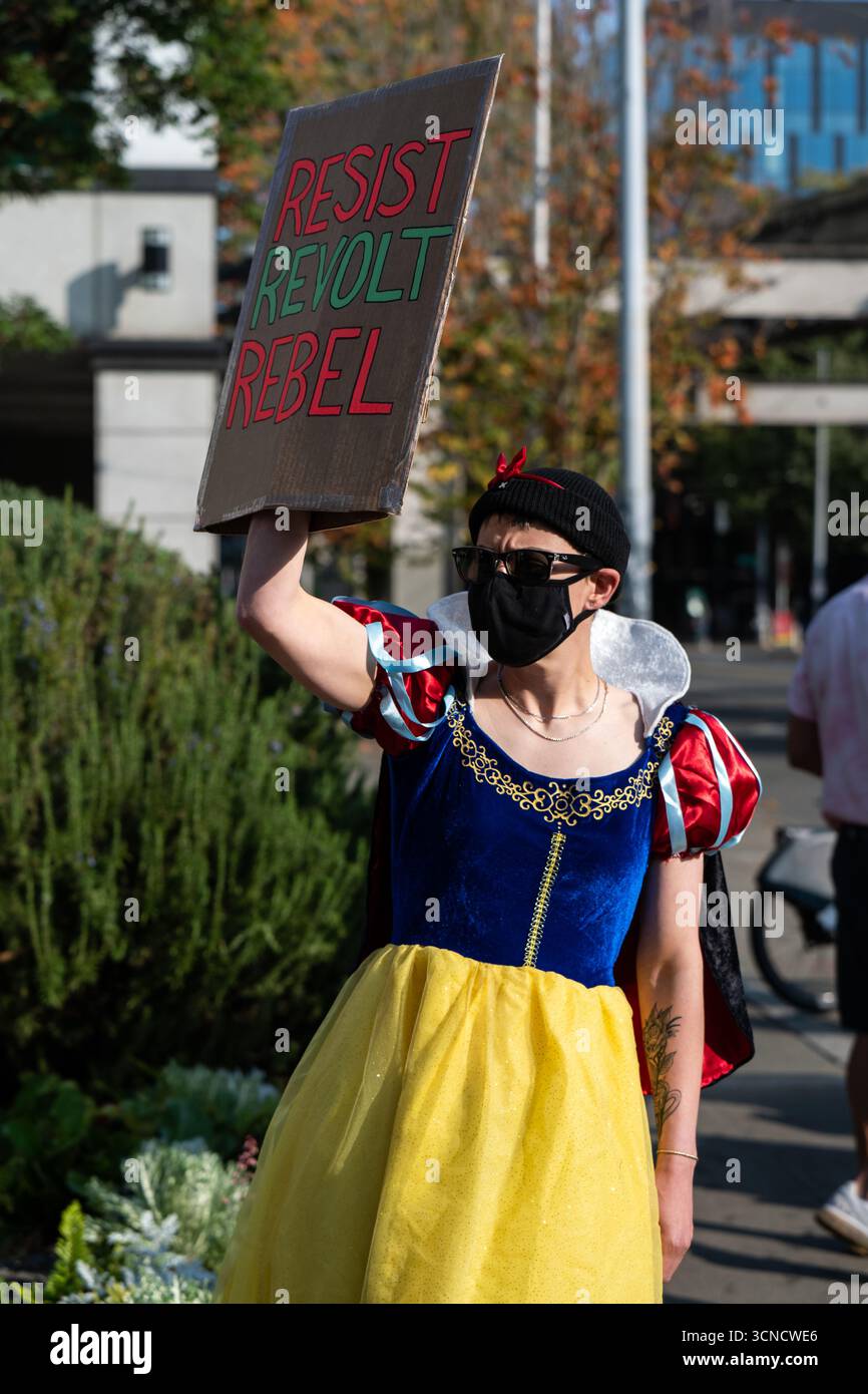 Seattle, USA. September 2025. Um 10:00 Uhr protesten Demonstranten vor dem Sender der Sinclair Broadcasting Group Komo News während der Demonstration mit Jimmy - Defund Disney. James Anderson/Alamy Live News Stockfoto