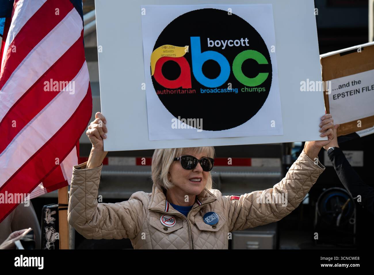 Seattle, USA. September 2025. Um 10:00 Uhr protesten Demonstranten vor dem Sender der Sinclair Broadcasting Group Komo News während der Demonstration mit Jimmy - Defund Disney. James Anderson/Alamy Live News Stockfoto