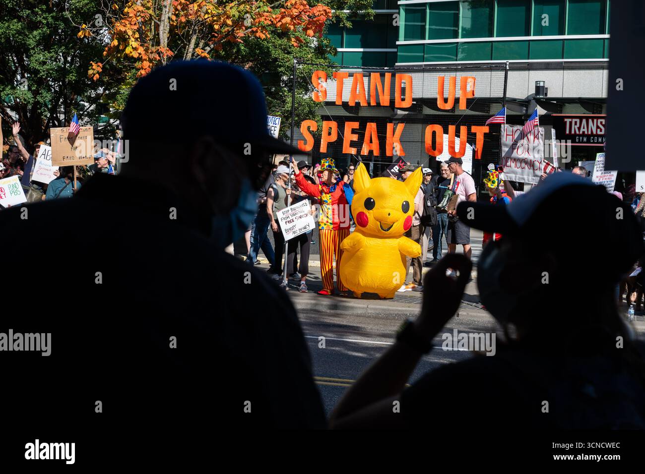 Seattle, USA. September 2025. Um 10:00 Uhr protesten Demonstranten vor dem Sender der Sinclair Broadcasting Group Komo News während der Demonstration mit Jimmy - Defund Disney. James Anderson/Alamy Live News Stockfoto
