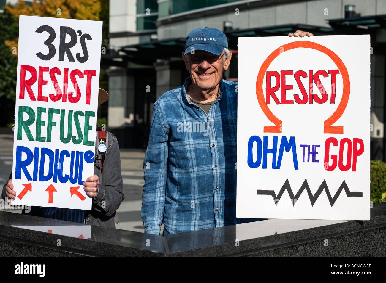 Seattle, USA. September 2025. Um 10:00 Uhr protesten Demonstranten vor dem Sender der Sinclair Broadcasting Group Komo News während der Demonstration mit Jimmy - Defund Disney. James Anderson/Alamy Live News Stockfoto